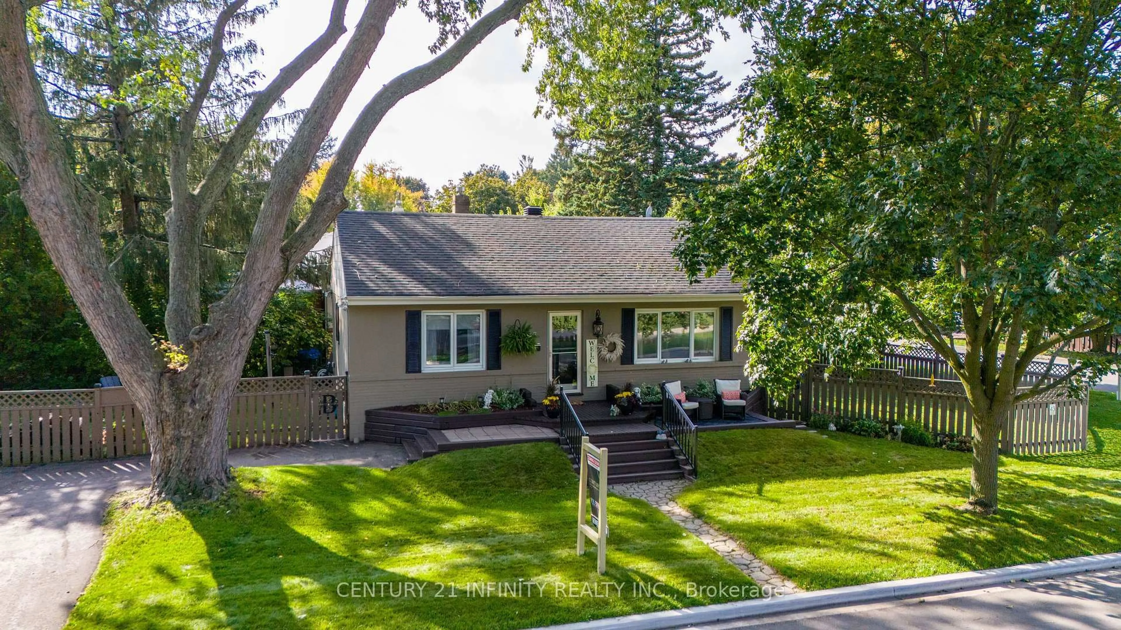 Home with vinyl exterior material, street for 43 Colonial Ave, Toronto Ontario M1M 2C3
