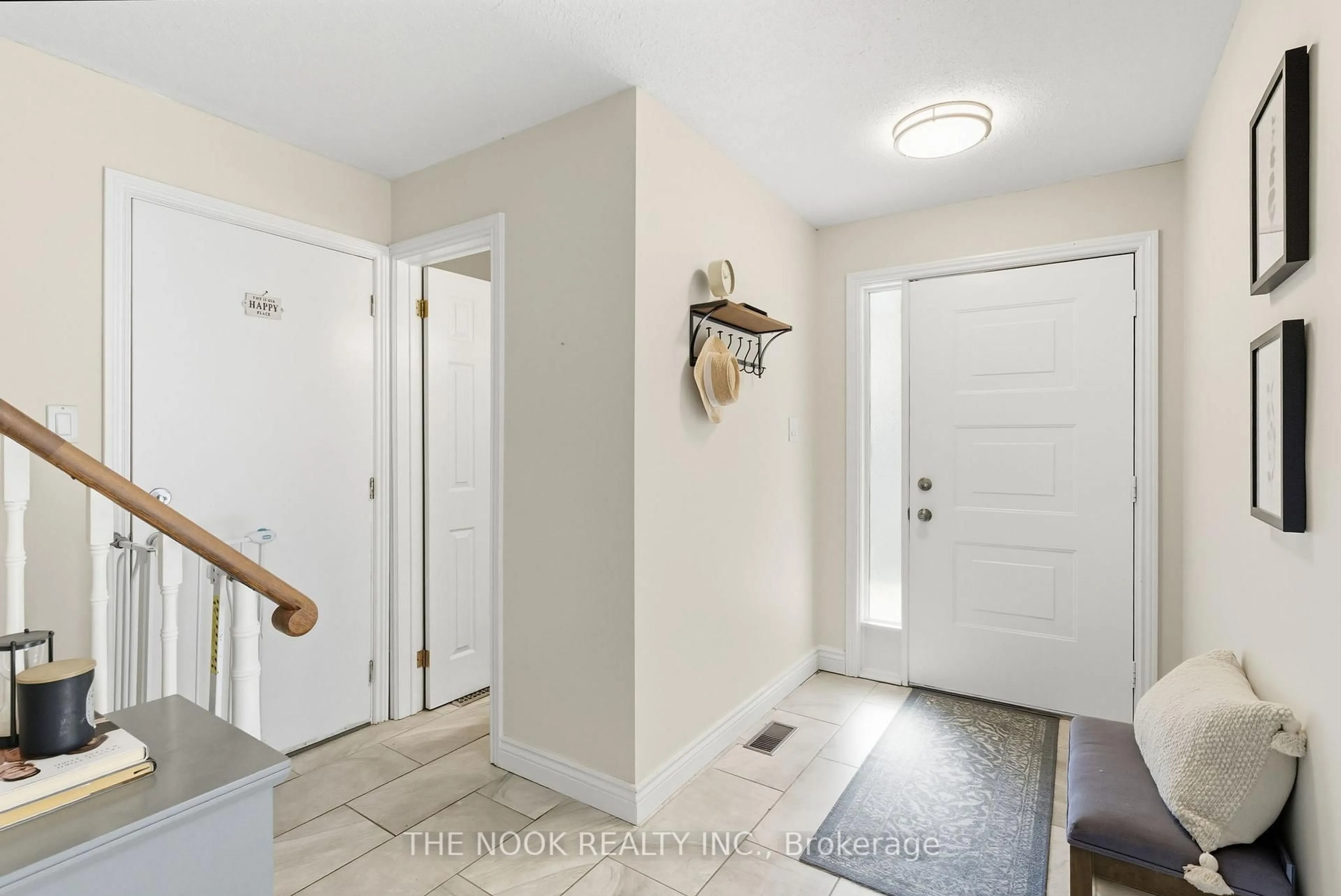 Indoor entryway for 441 Charrington Ave, Oshawa Ontario L1G 7P2