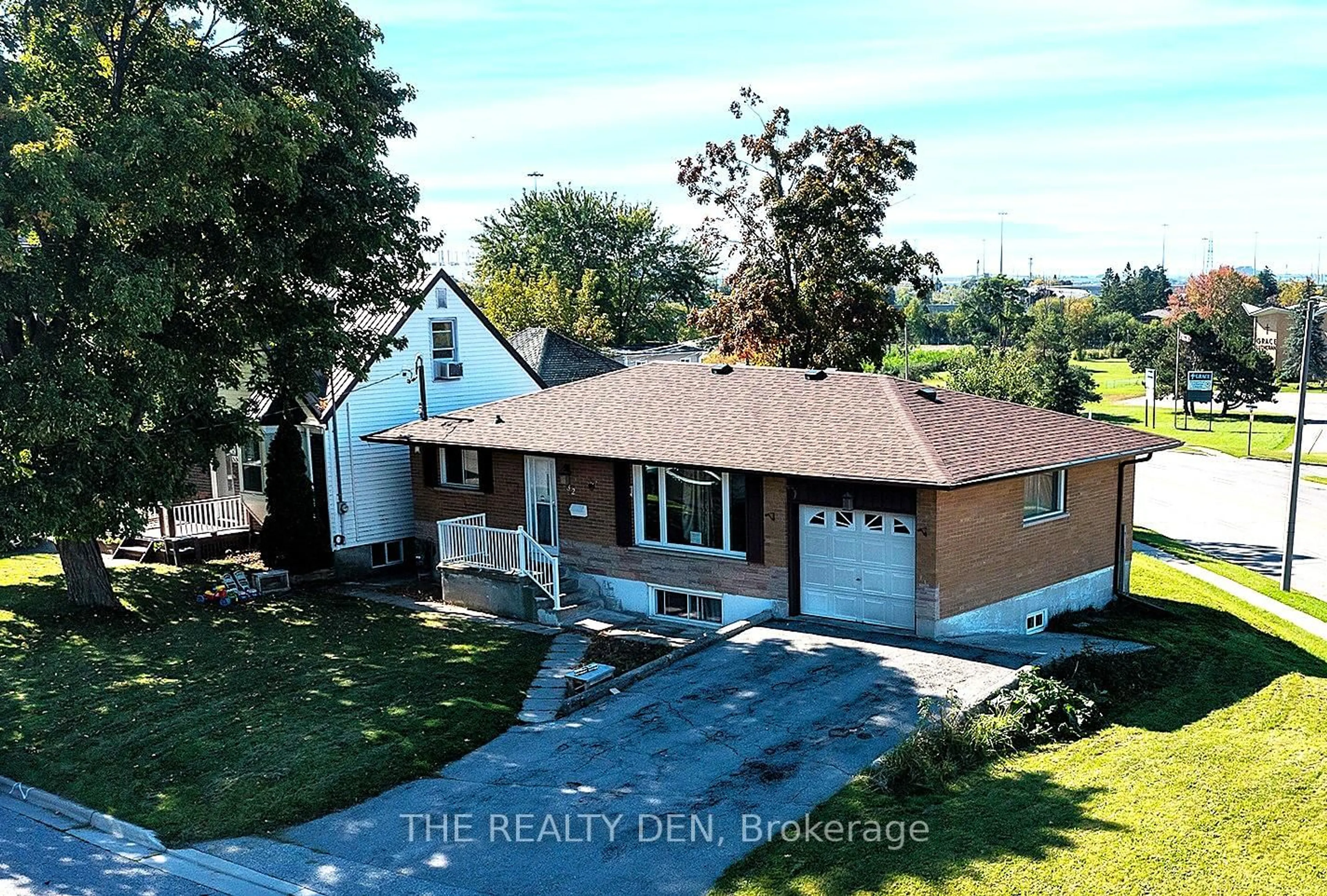 A pic from outside/outdoor area/front of a property/back of a property/a pic from drone, unknown for 532 Montrave Ave, Oshawa Ontario L1J 4S9