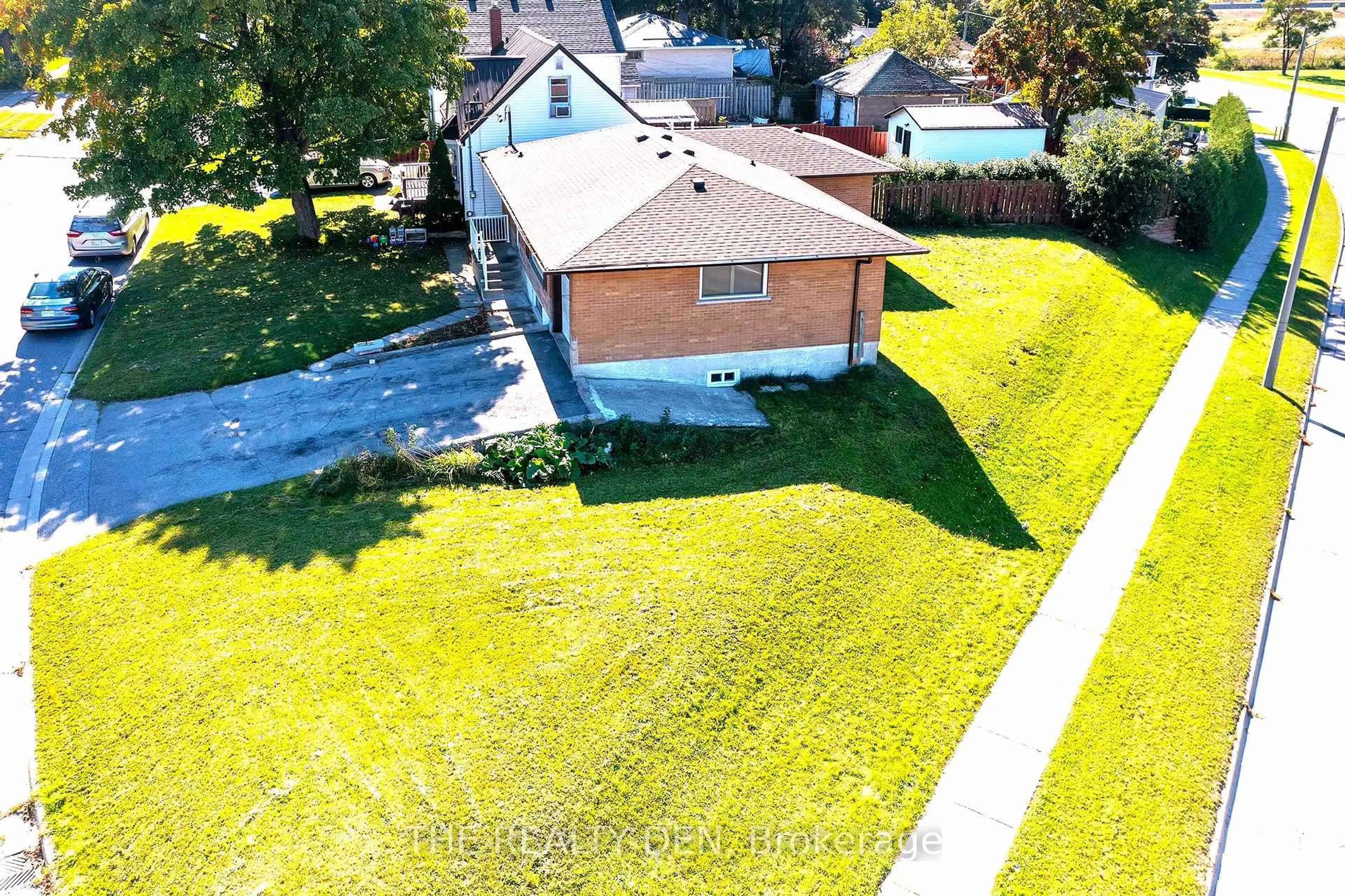 A pic from outside/outdoor area/front of a property/back of a property/a pic from drone, street for 532 Montrave Ave, Oshawa Ontario L1J 4S9