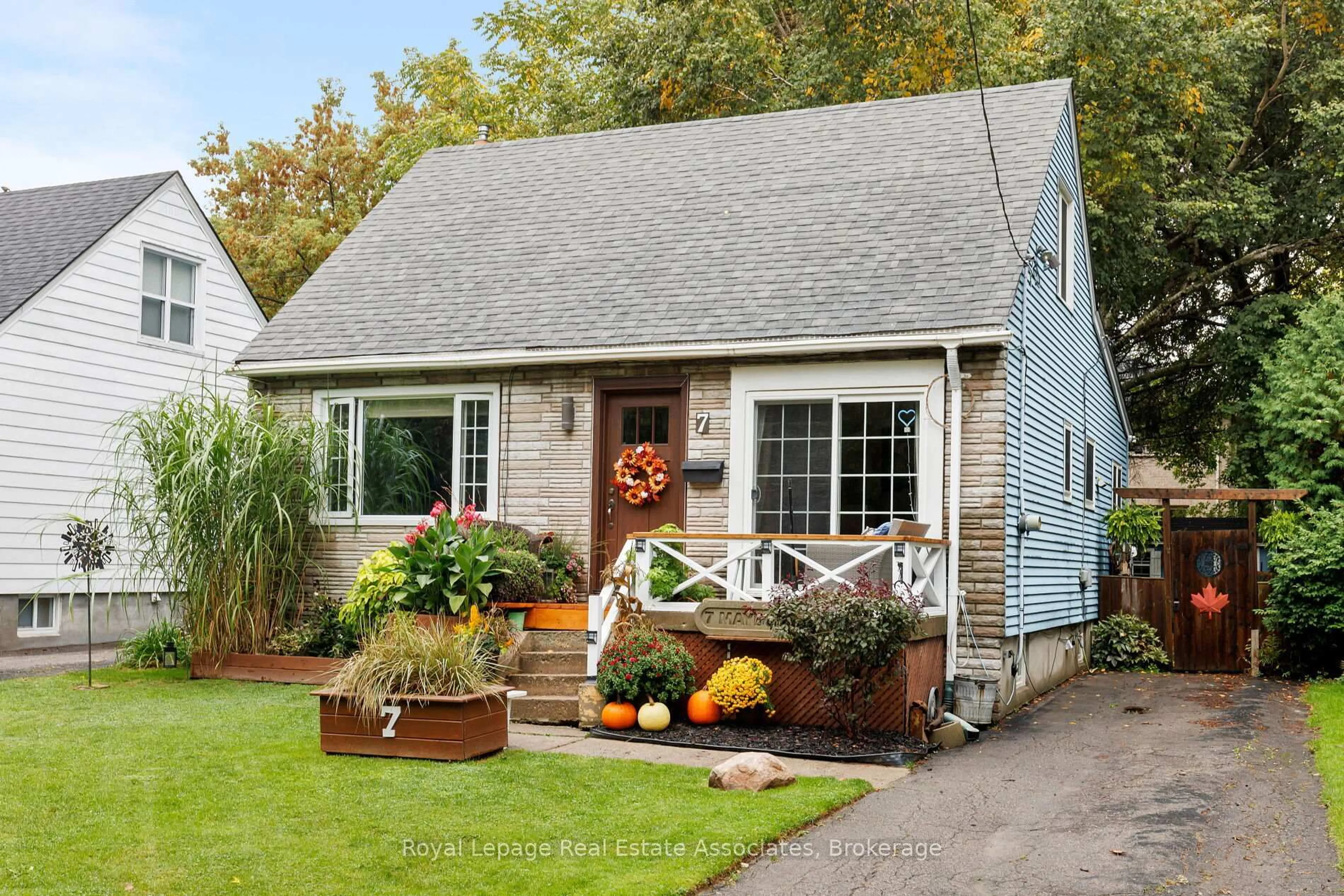 Home with vinyl exterior material, street for 7 Maybourne Ave, Toronto Ontario M1L 2V6