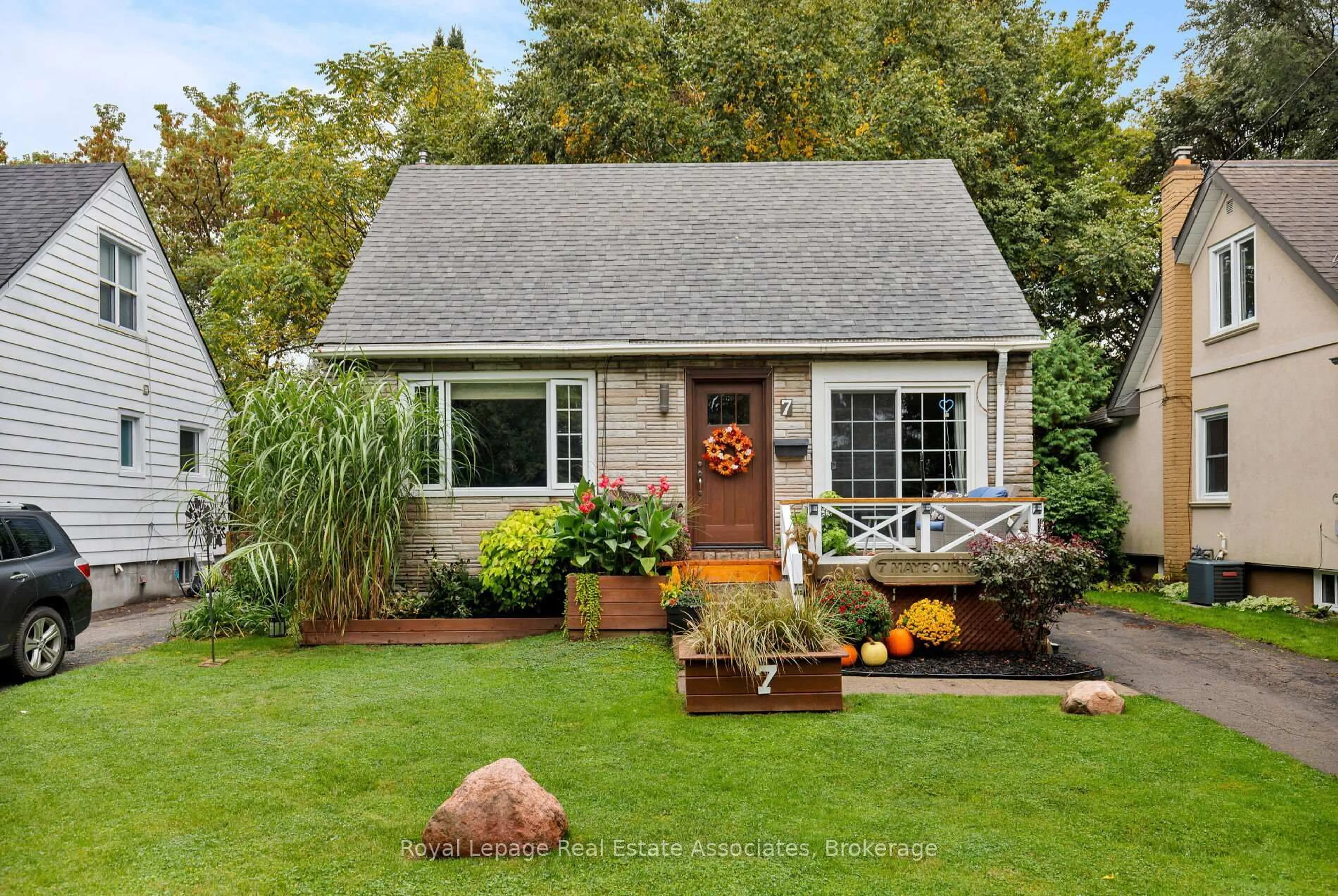 Home with vinyl exterior material, street for 7 Maybourne Ave, Toronto Ontario M1L 2V6