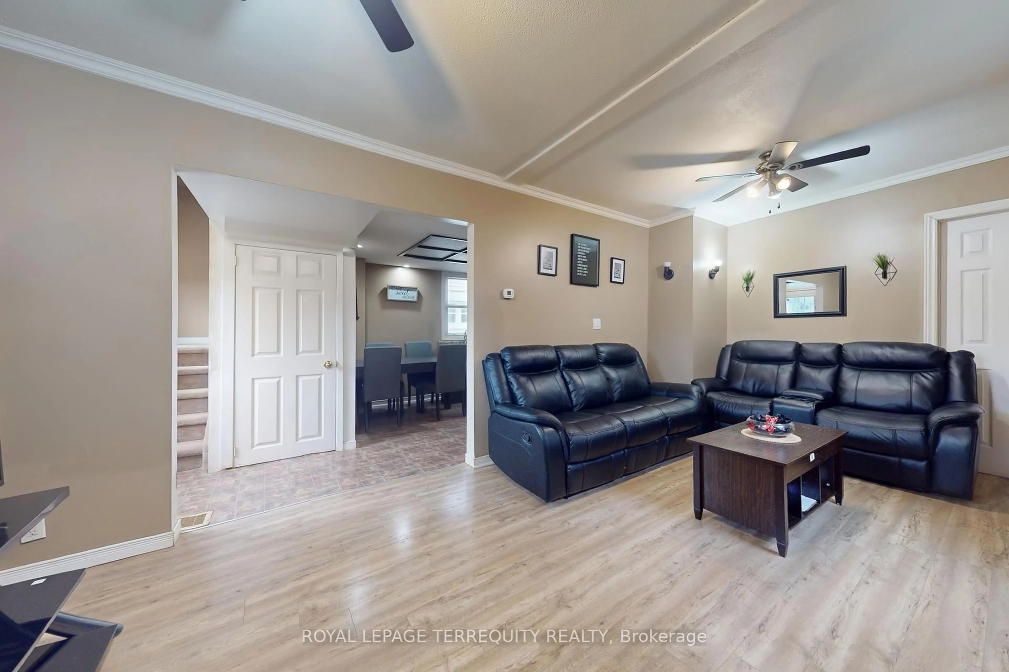 Living room with furniture, unknown for 104 Park Rd, Oshawa Ontario L1J 4G9