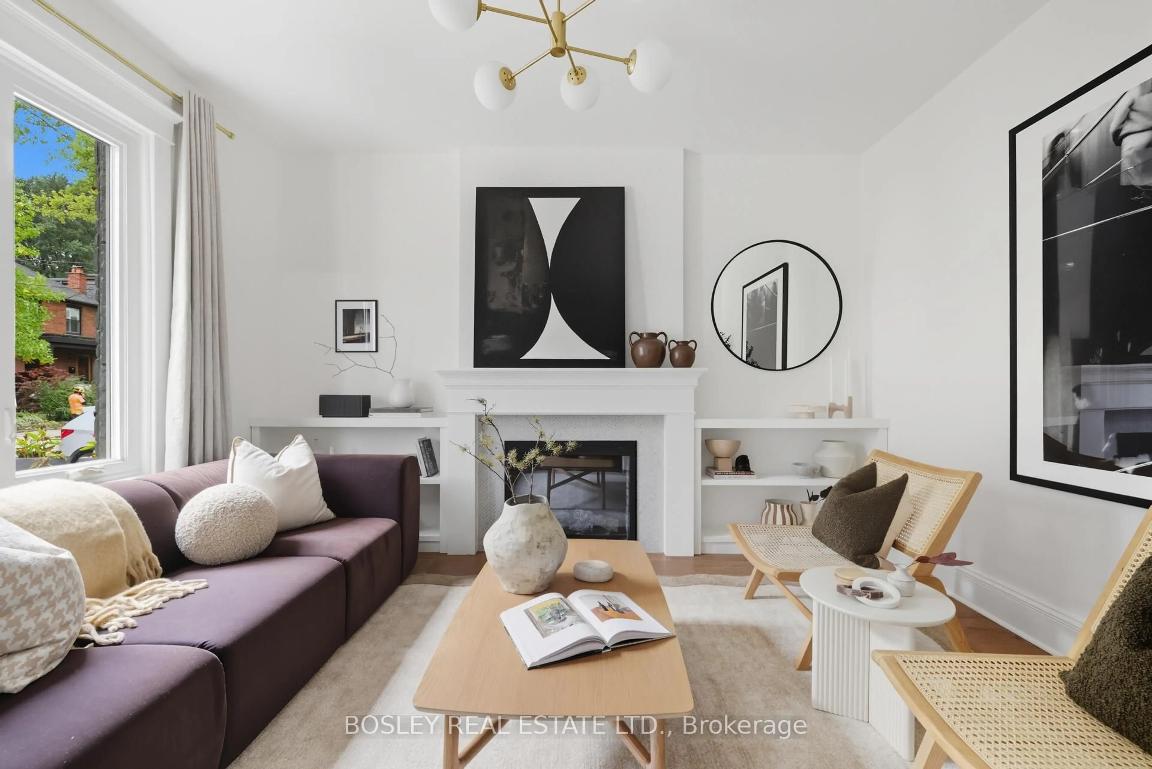 Living room with furniture, unknown for 90 Withrow Ave, Toronto Ontario M4K 1C9