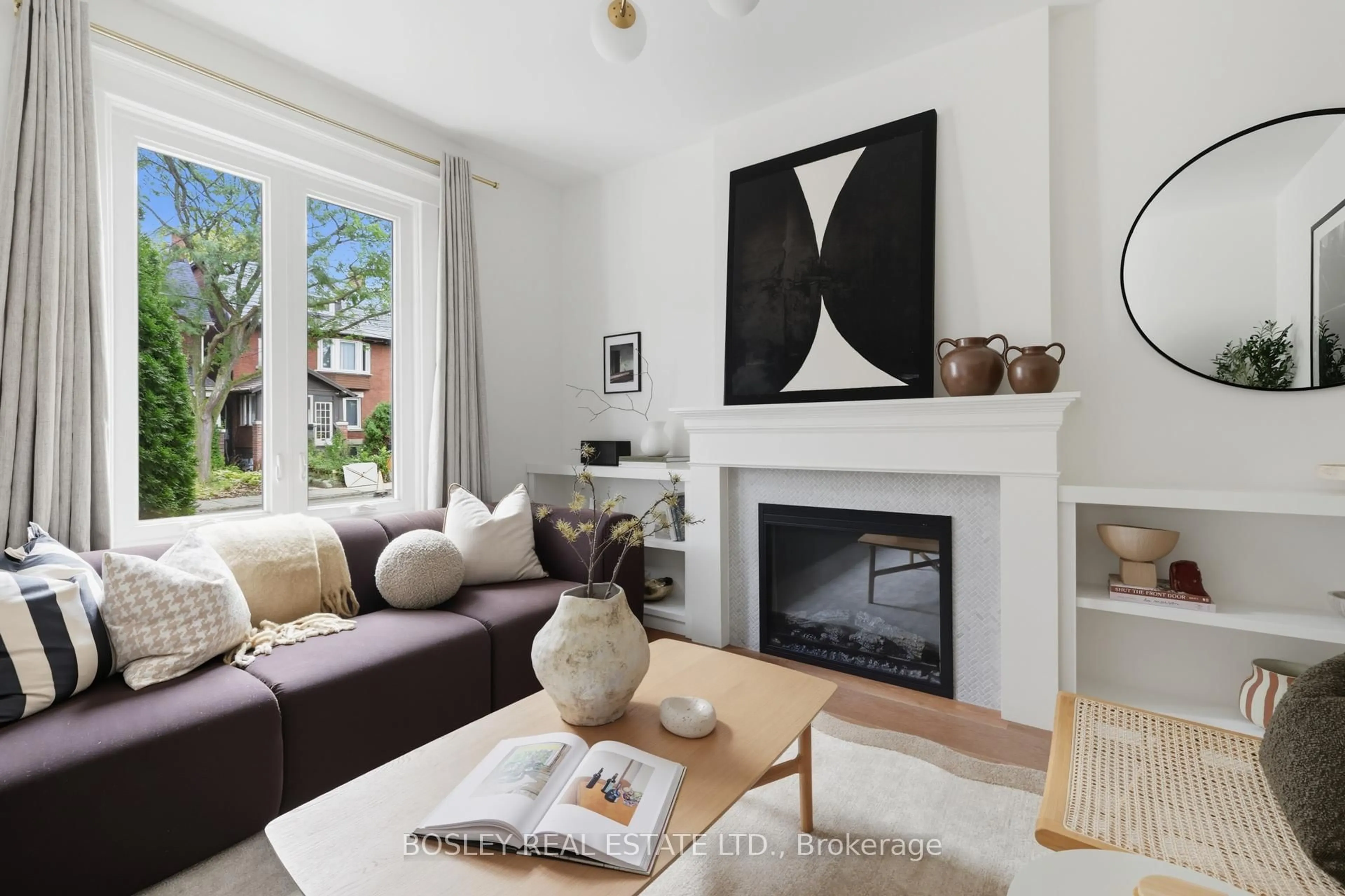 Living room with furniture, unknown for 90 Withrow Ave, Toronto Ontario M4K 1C9