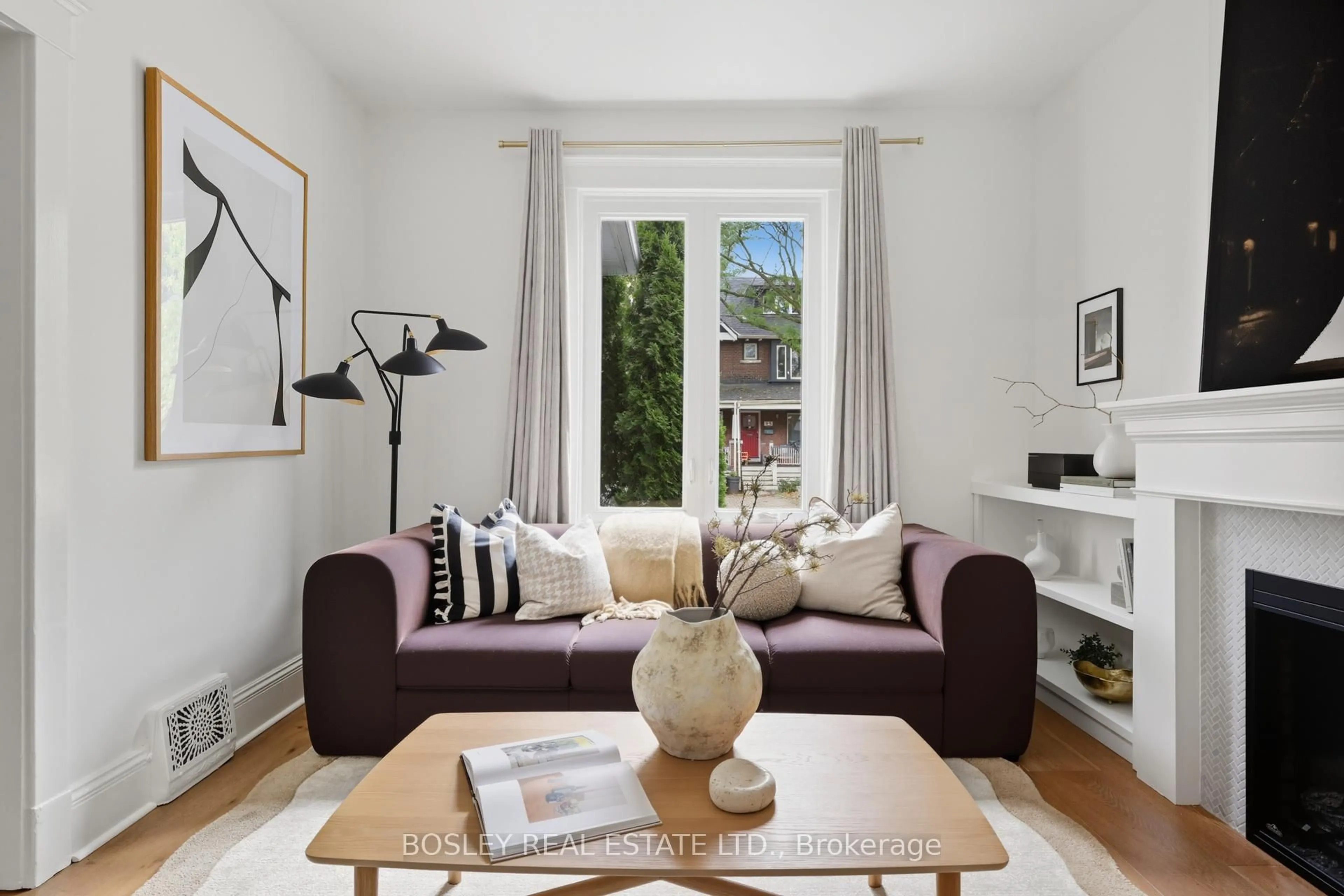 Living room with furniture, unknown for 90 Withrow Ave, Toronto Ontario M4K 1C9