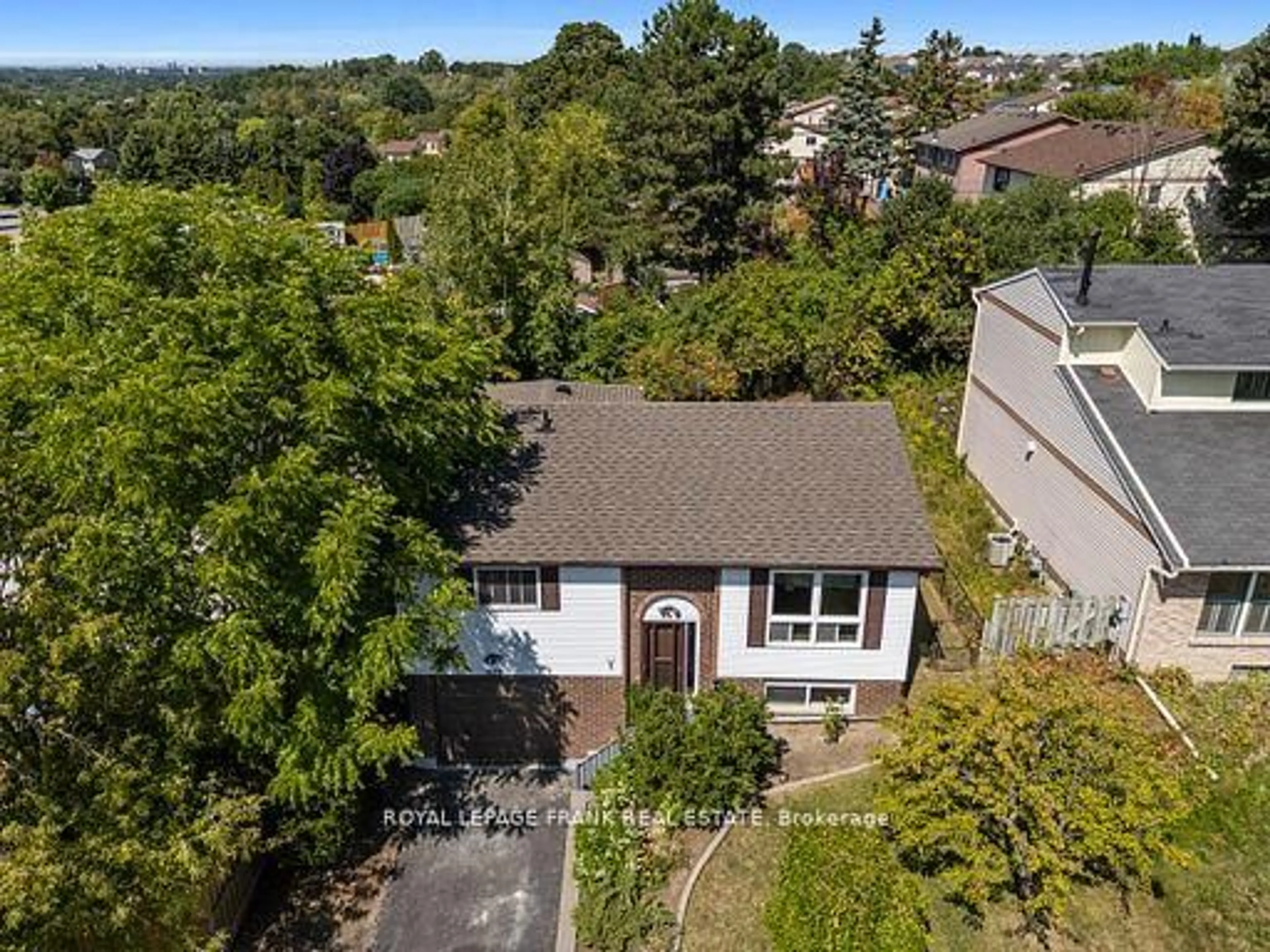 A pic from outside/outdoor area/front of a property/back of a property/a pic from drone, street for 929 Southdown Dr, Oshawa Ontario L1H 7Z5
