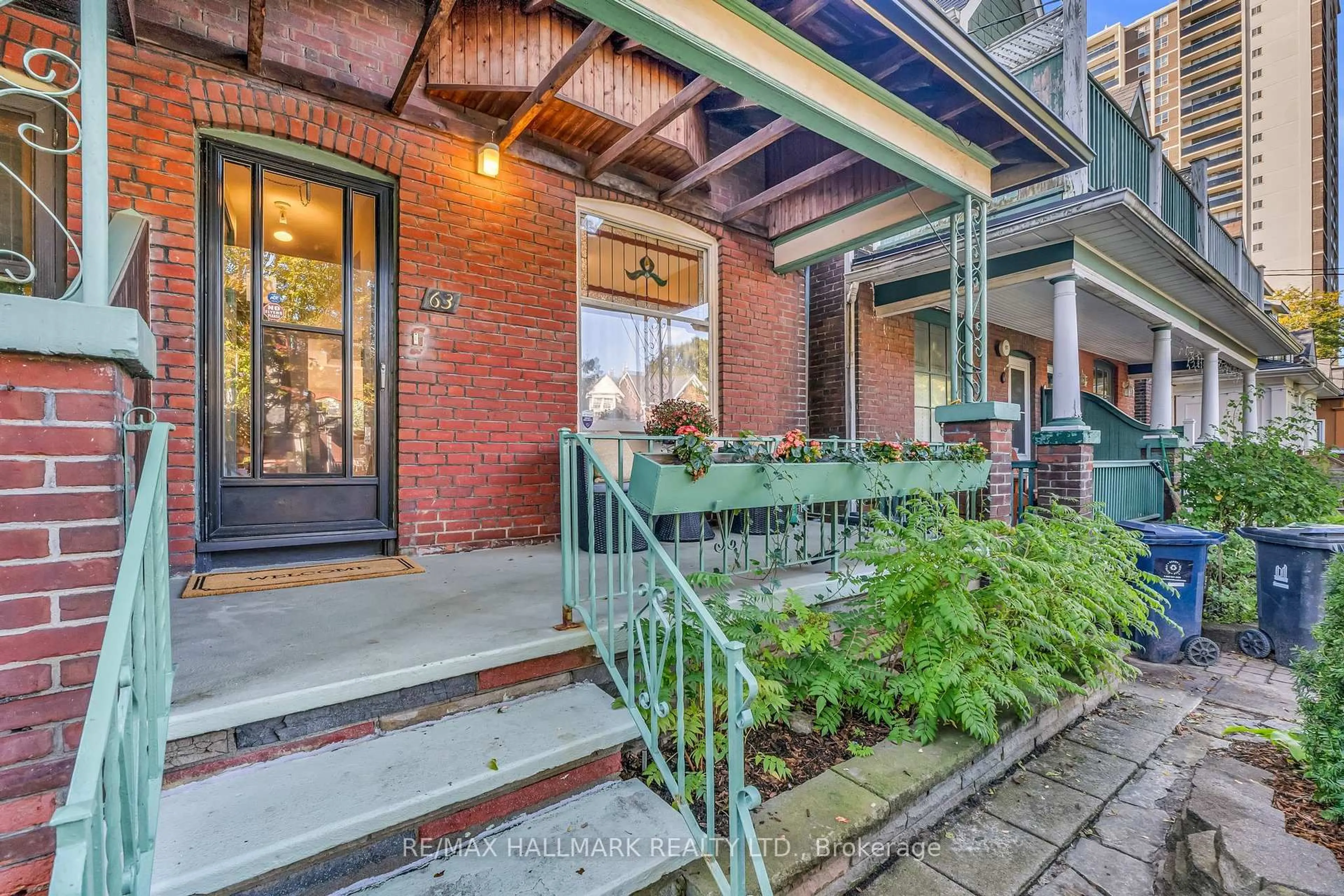 Patio, street for 63 Eastmount Ave, Toronto Ontario M4K 1V2
