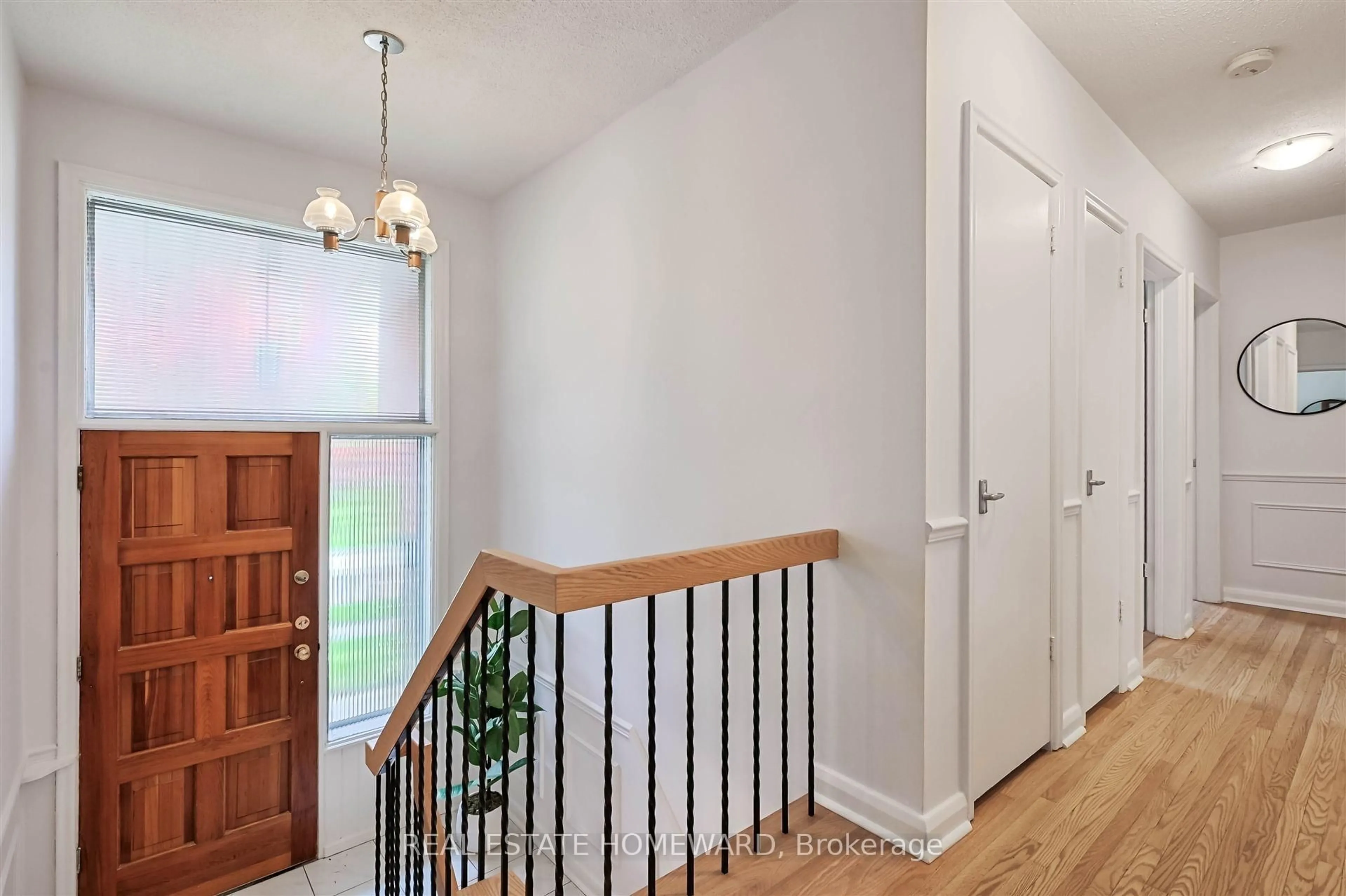 Indoor entryway for 8 Burnview Cres, Toronto Ontario M1H 1B5