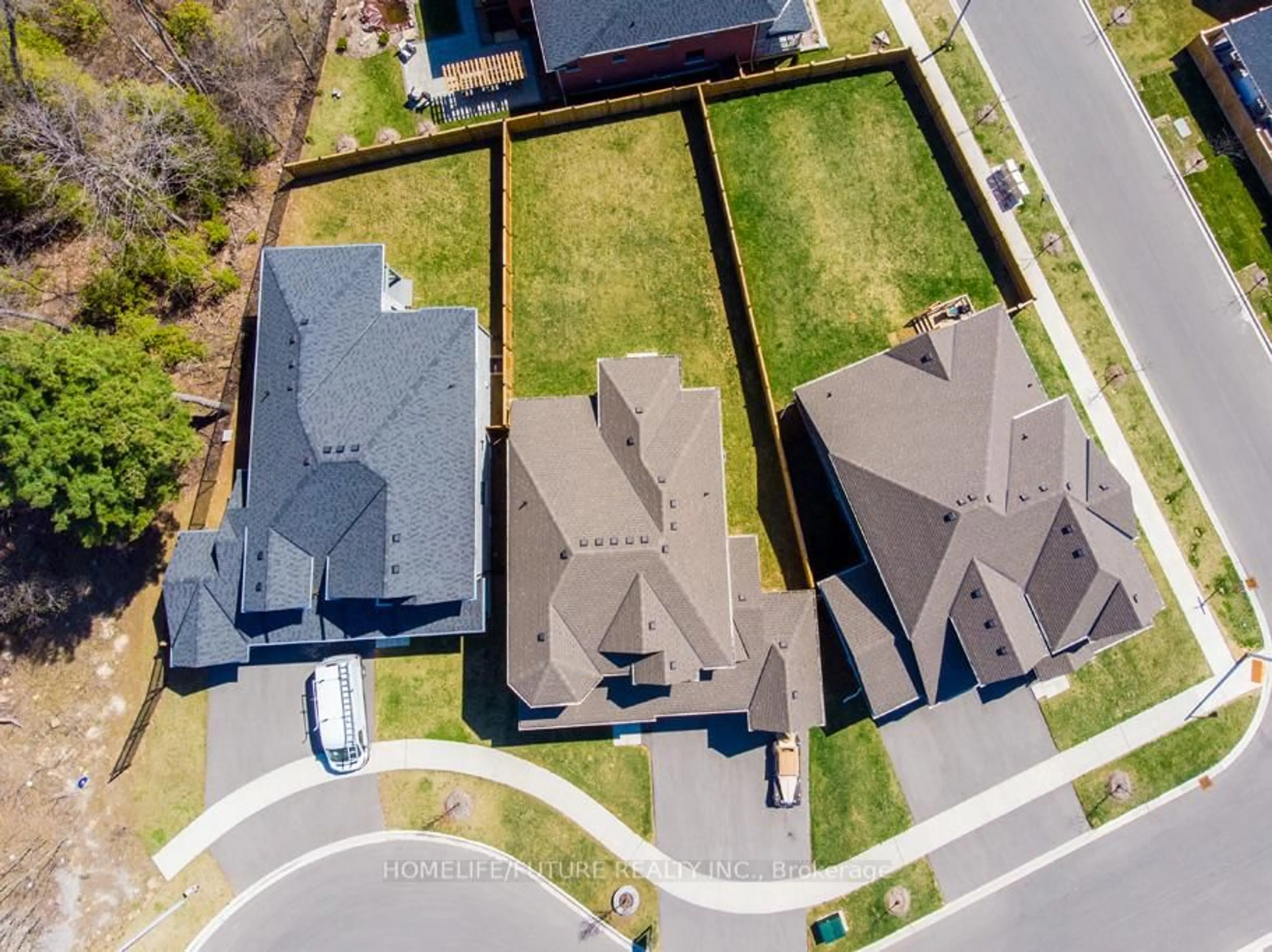 A pic from outside/outdoor area/front of a property/back of a property/a pic from drone, street for 27 Higham Pl, Clarington Ontario L1C 7G5