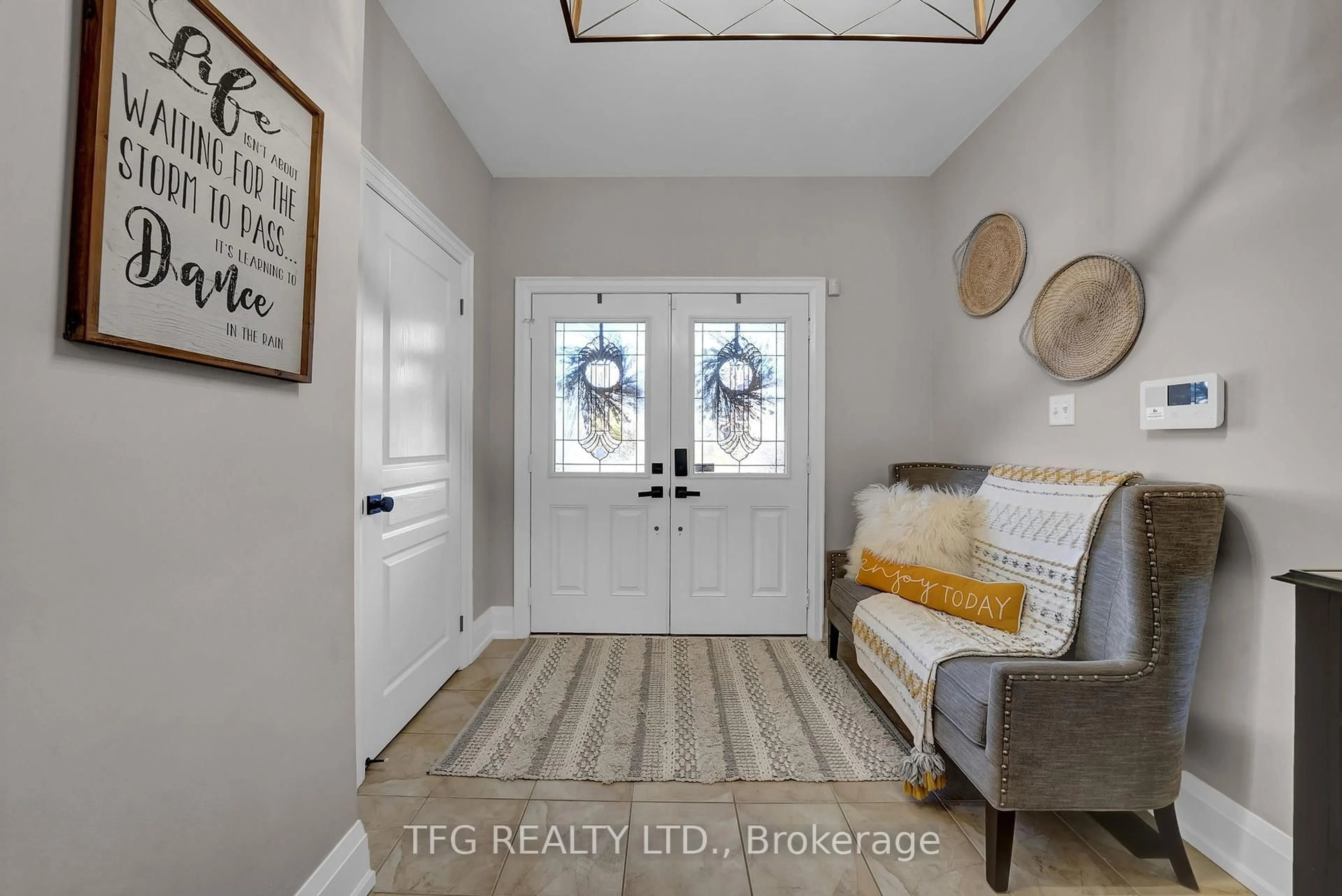 Indoor entryway for 1007 Coldstream Dr, Oshawa Ontario L1K 0J8