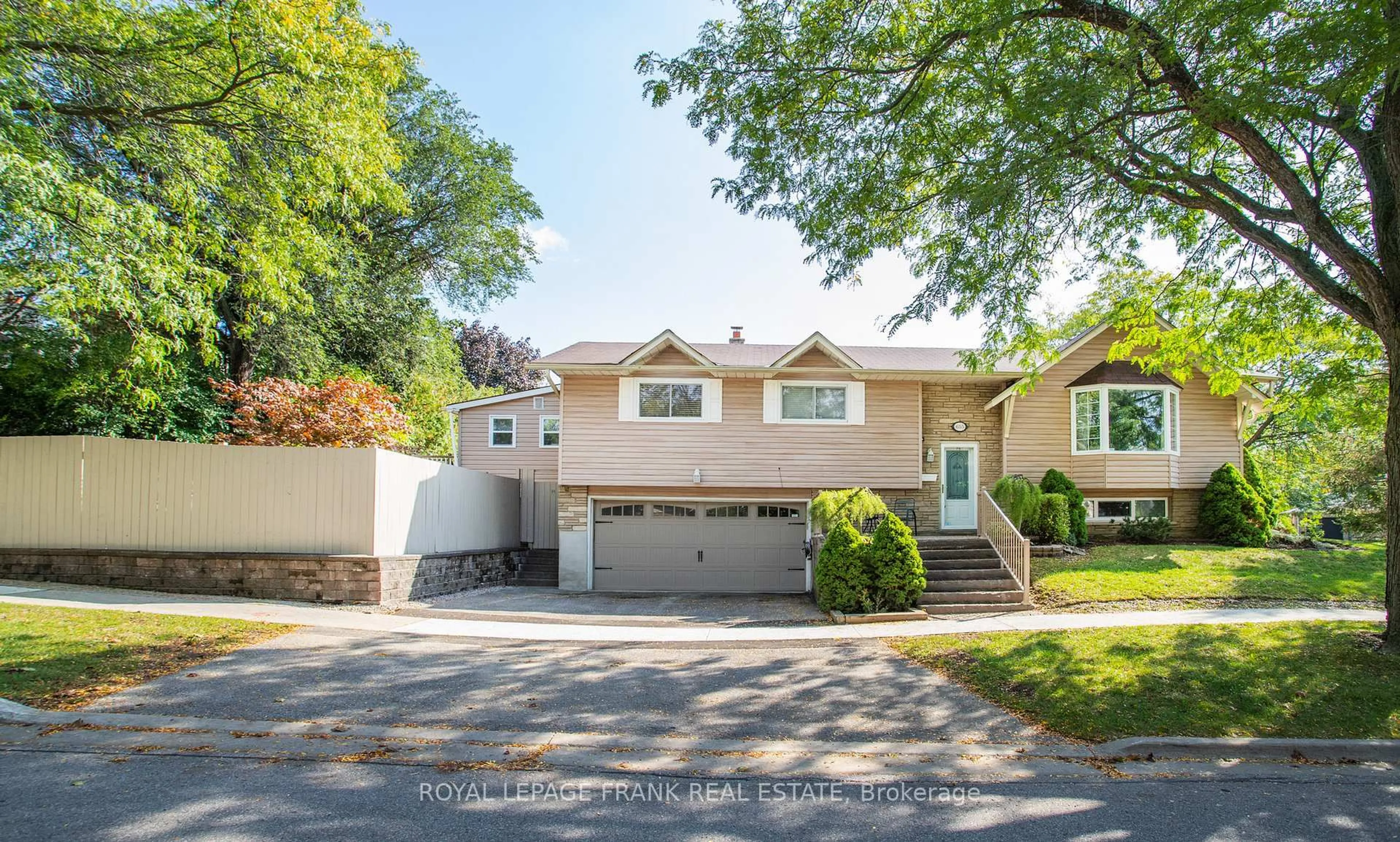 Home with vinyl exterior material, street for 655 Bermuda Ave, Oshawa Ontario L1J 6J4