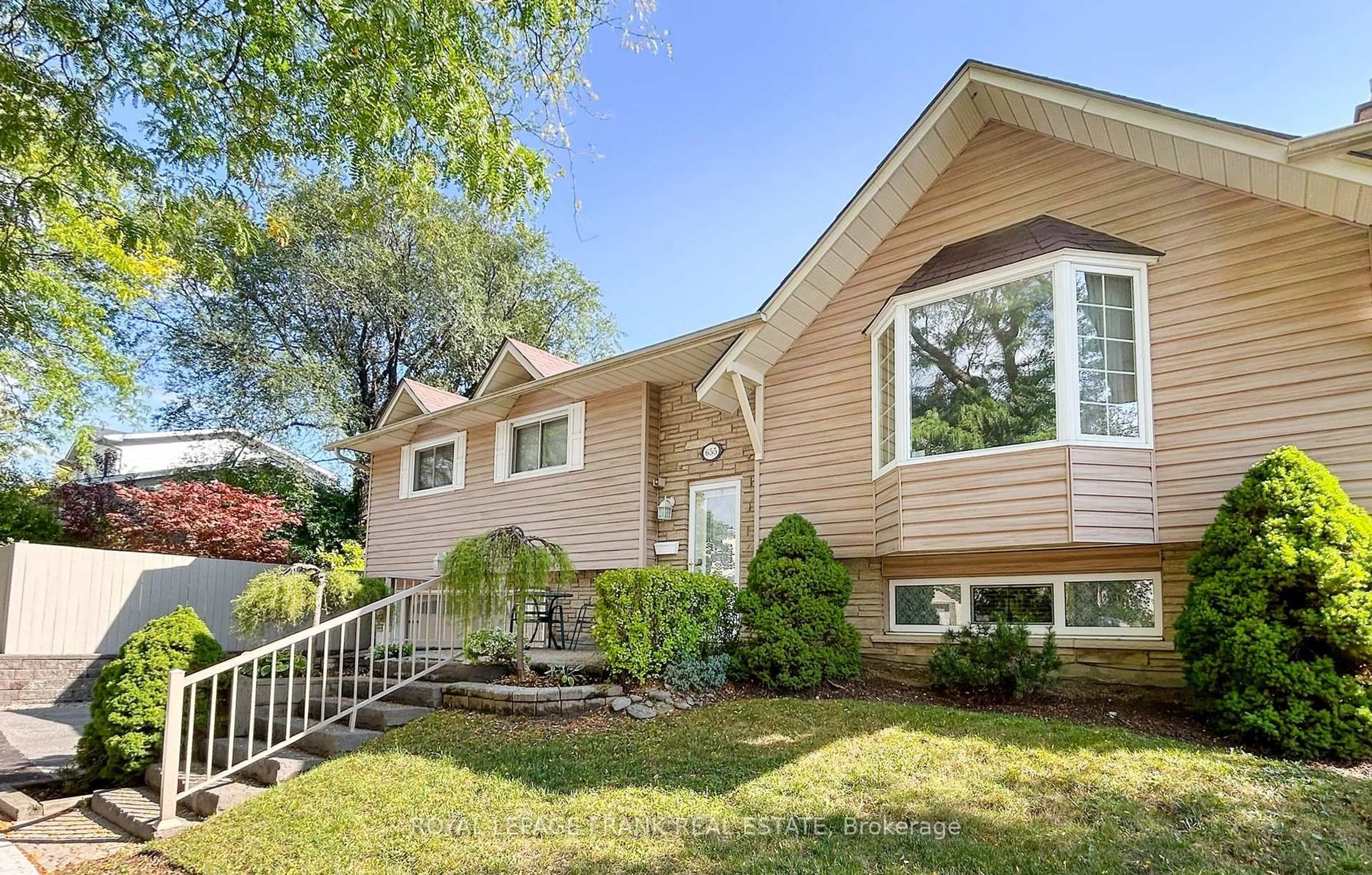 Home with vinyl exterior material, street for 655 Bermuda Ave, Oshawa Ontario L1J 6J4