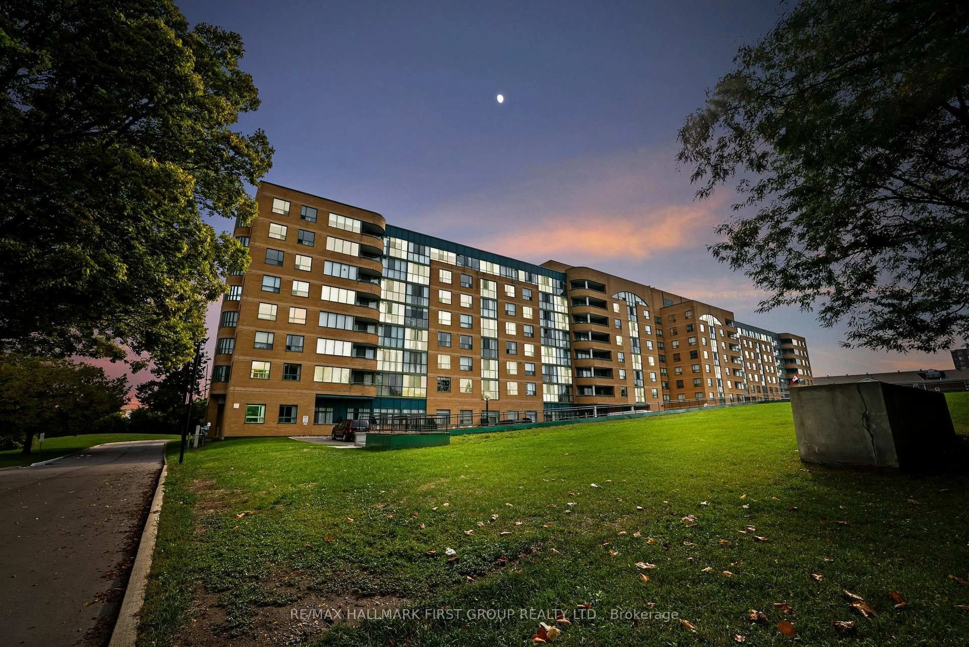 A pic from outside/outdoor area/front of a property/back of a property/a pic from drone, building for 1665 Pickering Pkwy #610, Pickering Ontario L1V 6L4