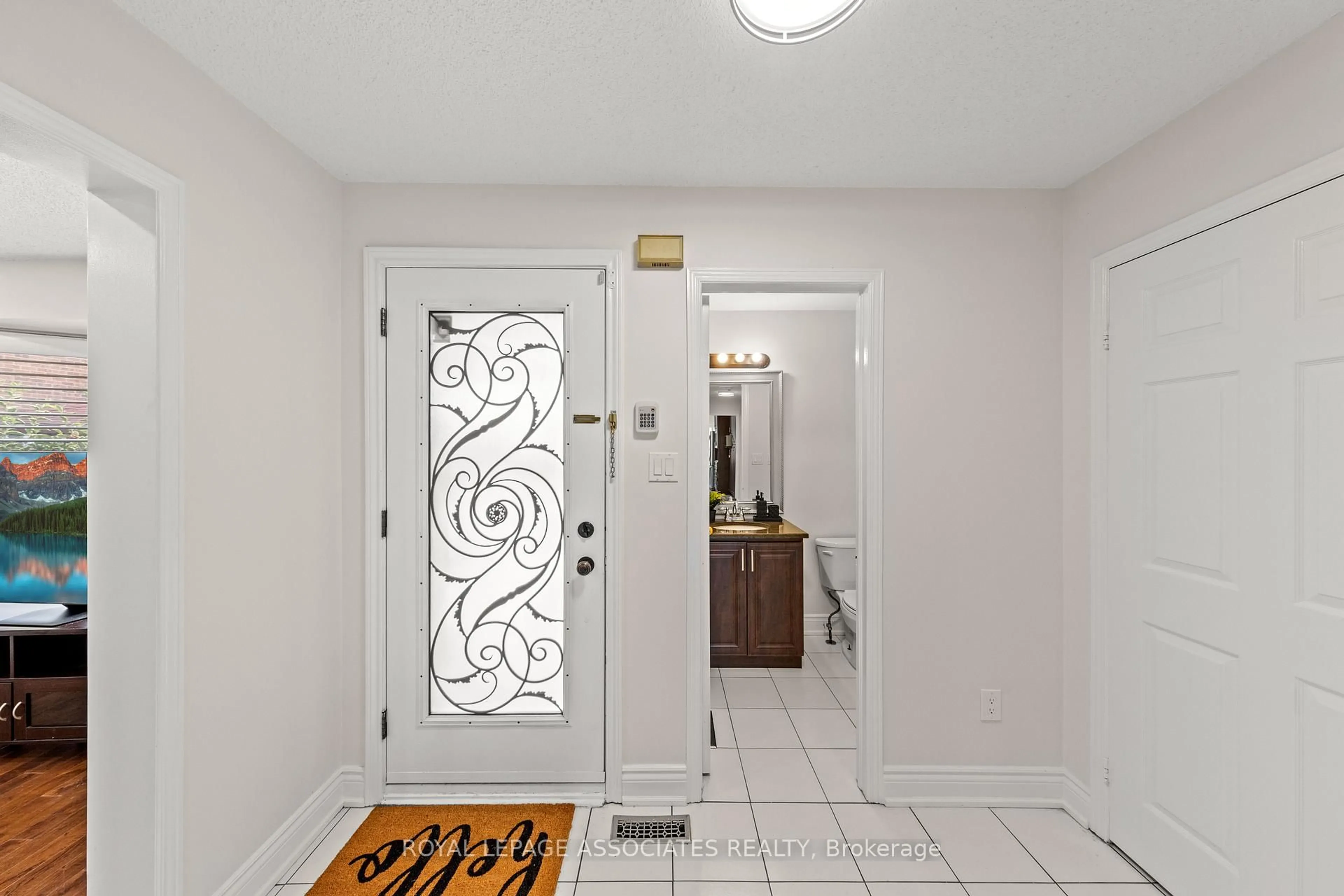 Indoor entryway for 47 Whiteway Crt, Toronto Ontario M1B 5L9