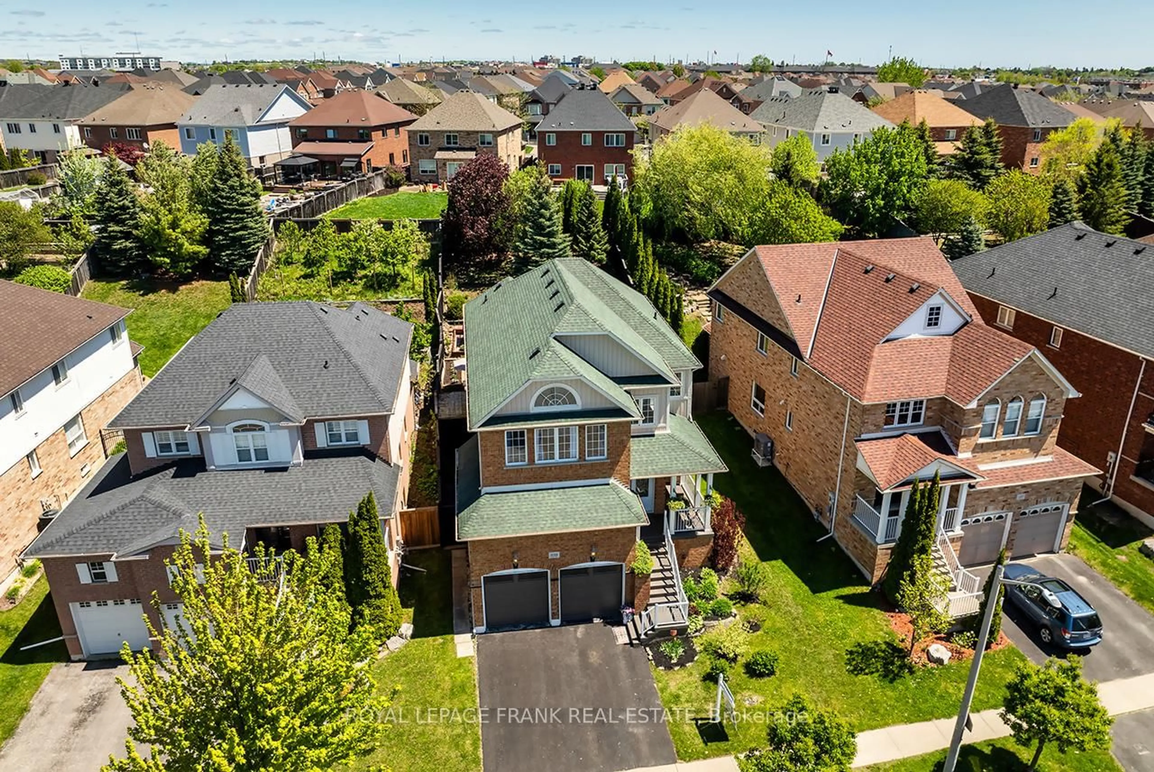 A pic from outside/outdoor area/front of a property/back of a property/a pic from drone, street for 1533 Clearbrook Dr, Oshawa Ontario L1K 2P6