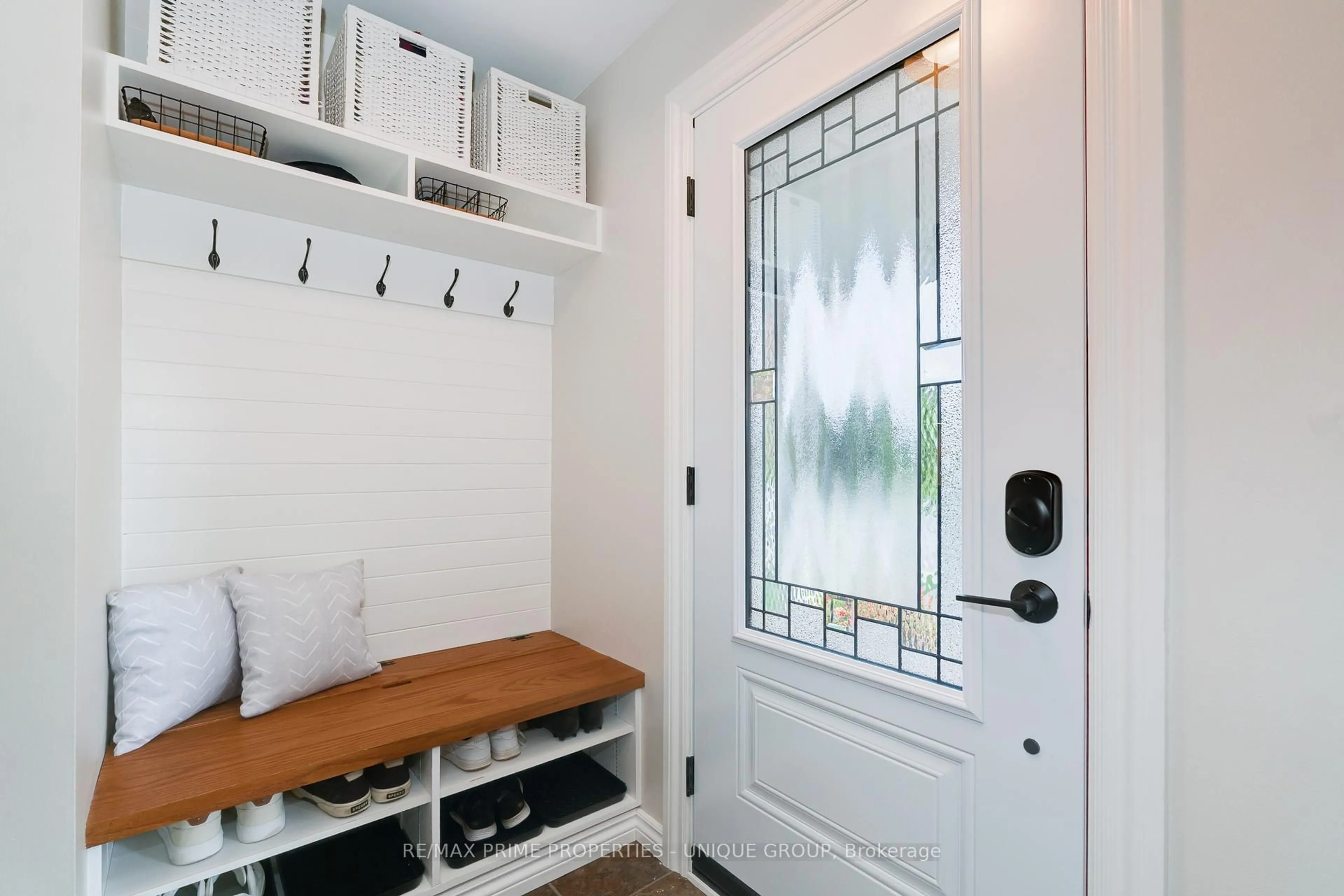 Indoor entryway for 520 Muirfield St, Oshawa Ontario L1H 8G4