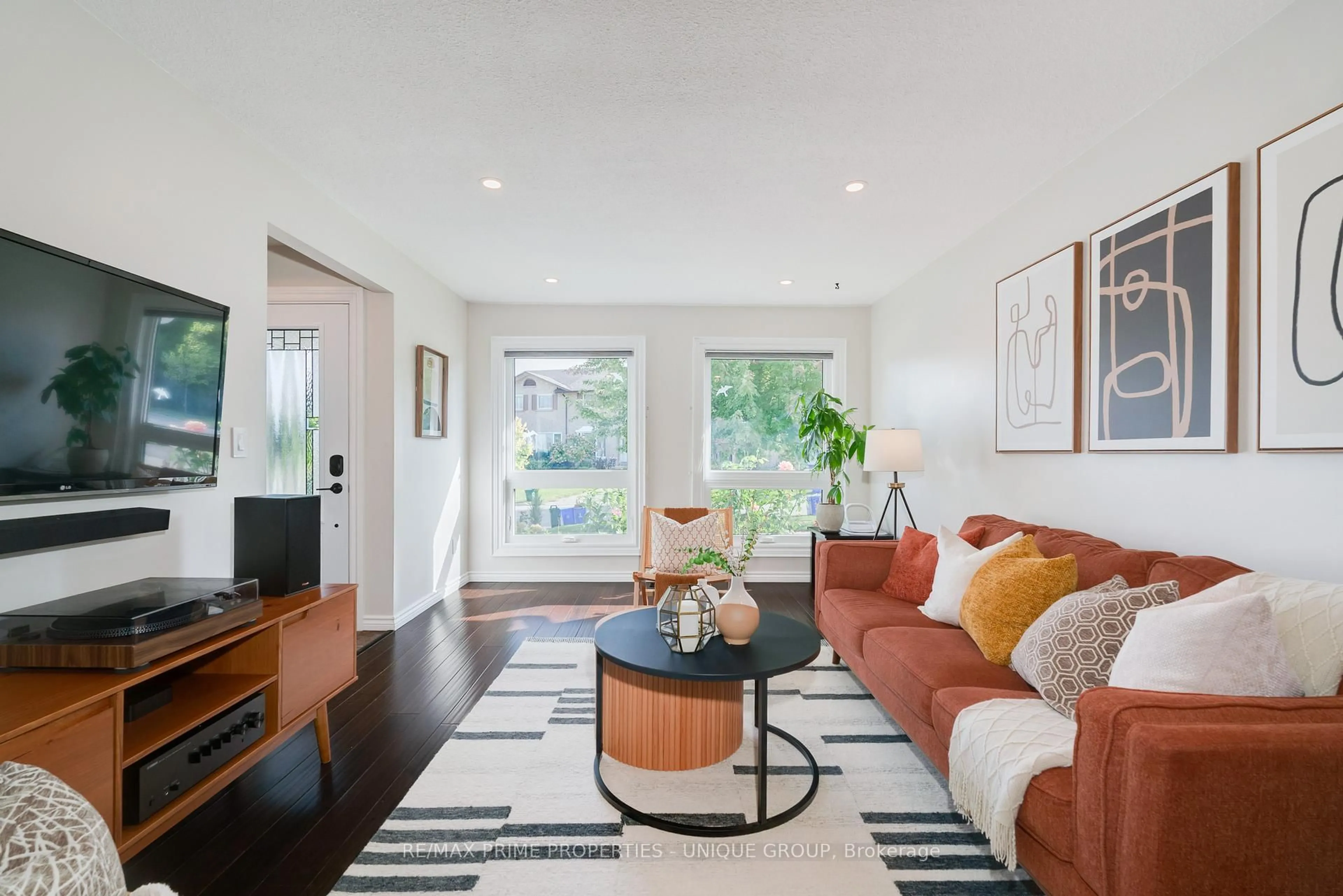 Living room with furniture, unknown for 520 Muirfield St, Oshawa Ontario L1H 8G4