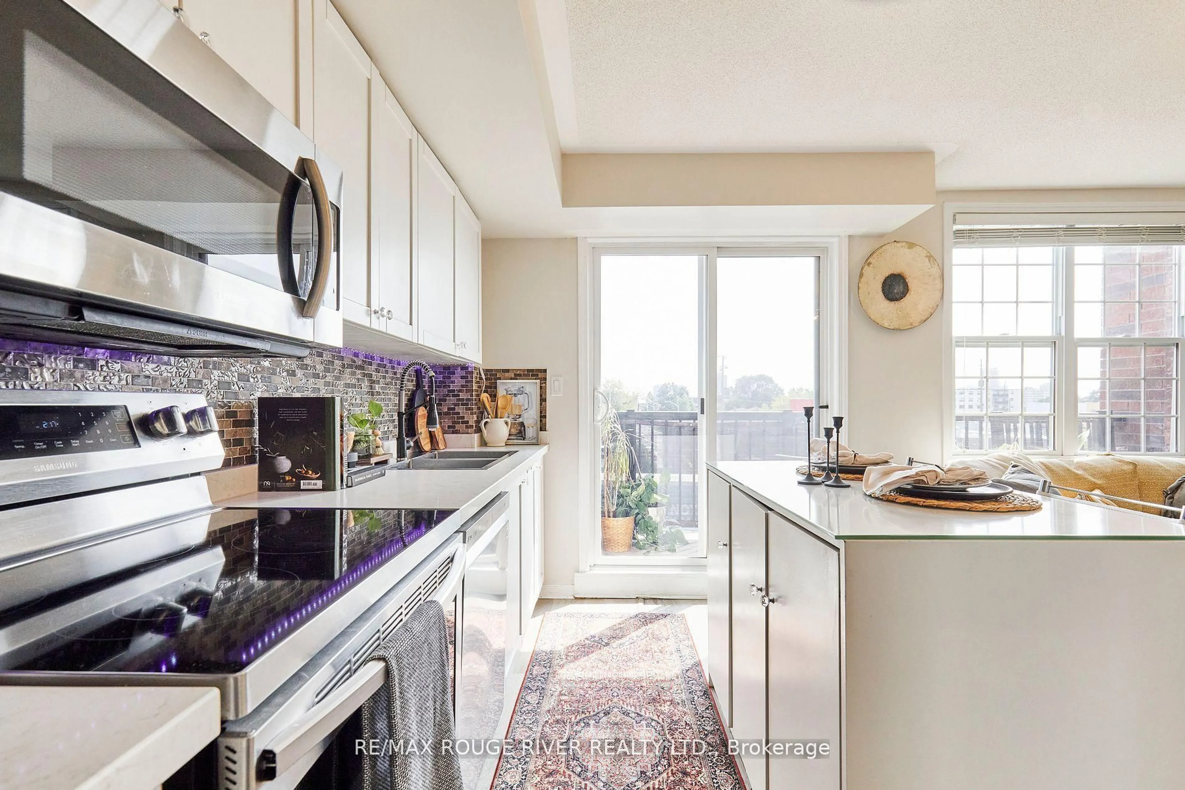 Contemporary kitchen, ceramic/tile floor for 25 Strangford Lane #312, Toronto Ontario M1L 0E4