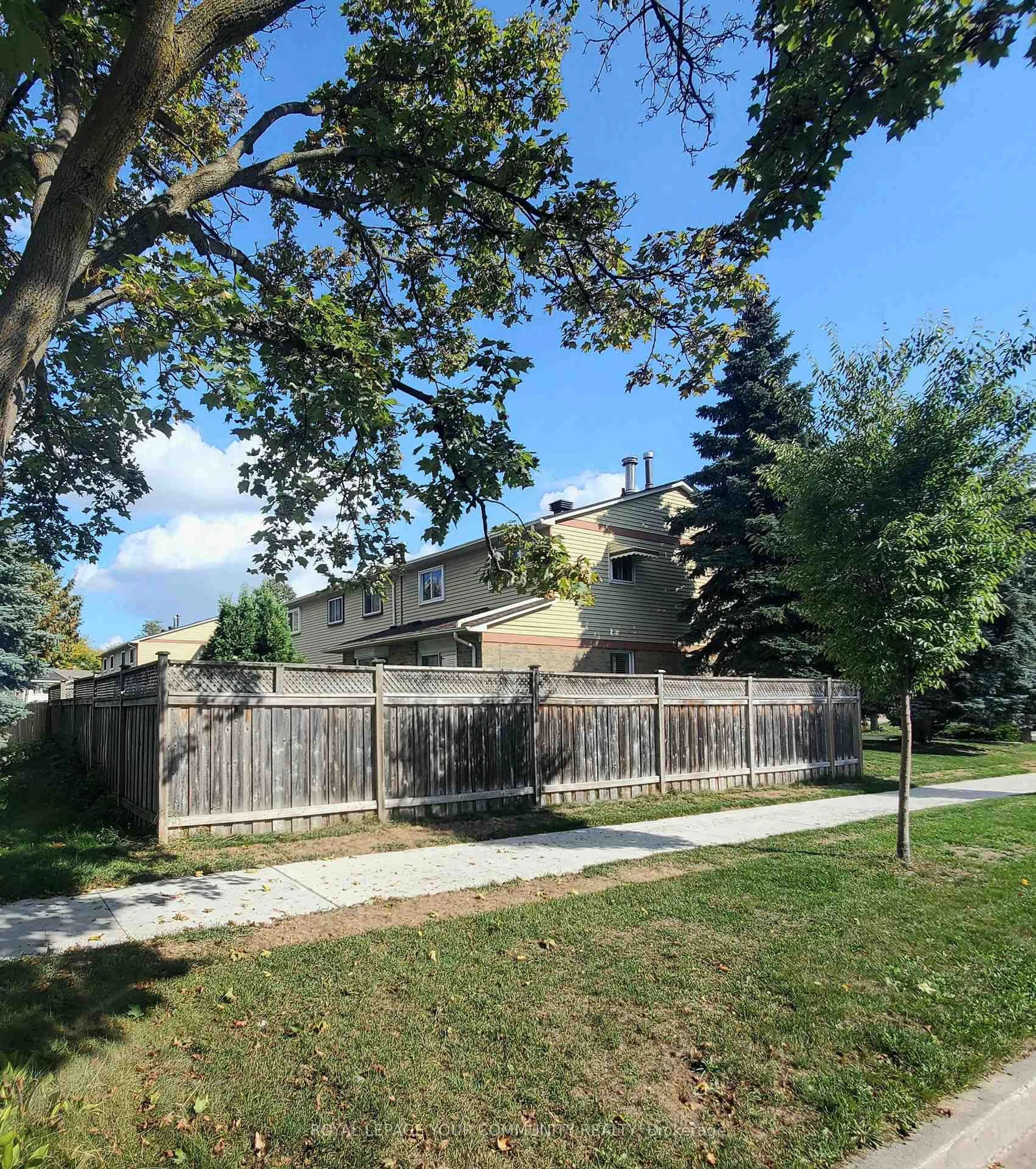 A pic from outside/outdoor area/front of a property/back of a property/a pic from drone, street for 17 Truro Cres, Toronto Ontario M1V 2H7
