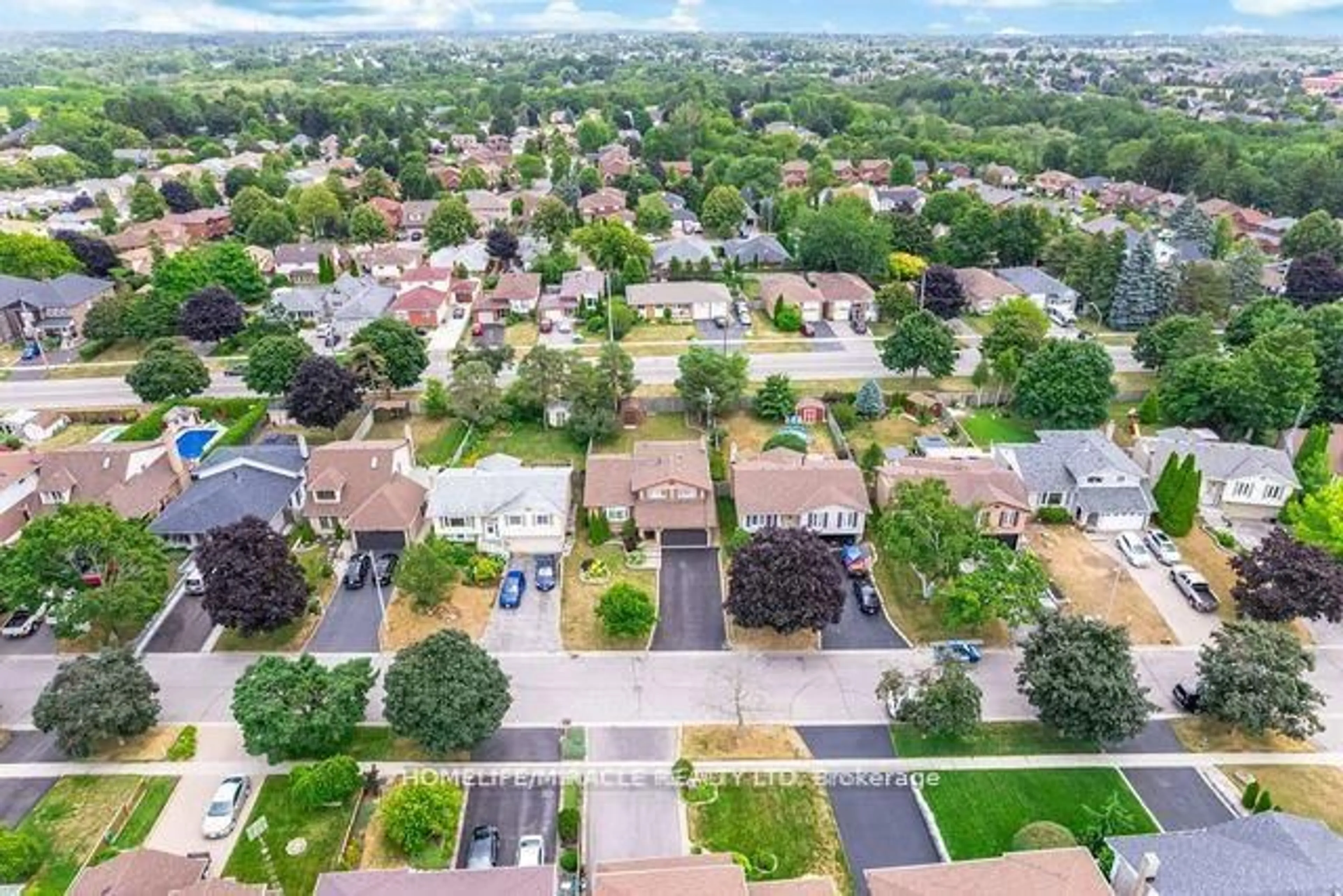 A pic from outside/outdoor area/front of a property/back of a property/a pic from drone, street for 483 Labrador Dr, Oshawa Ontario L1H 7G1