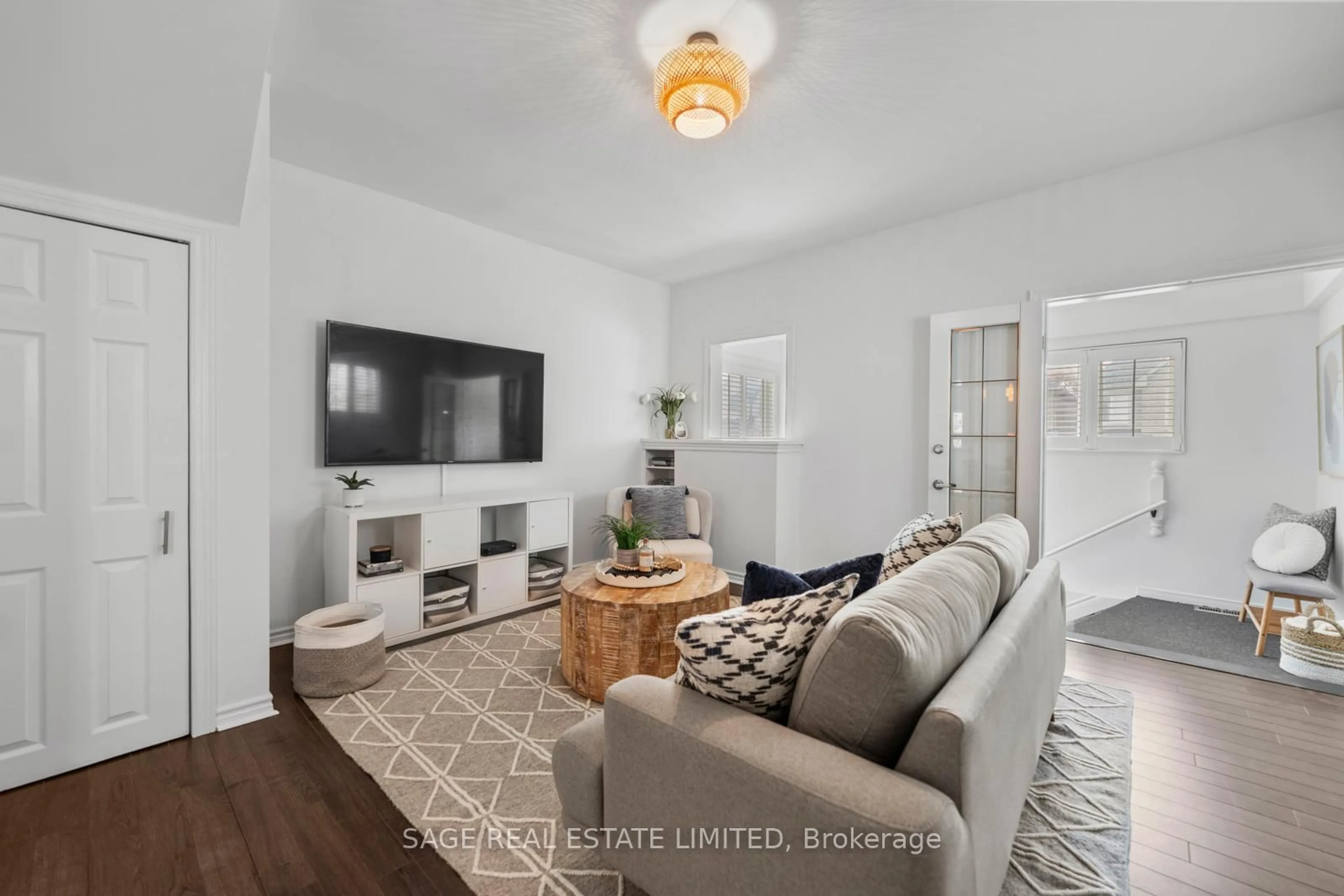 Living room with furniture, wood/laminate floor for 79 Pitt Ave, Toronto Ontario M1L 2R5