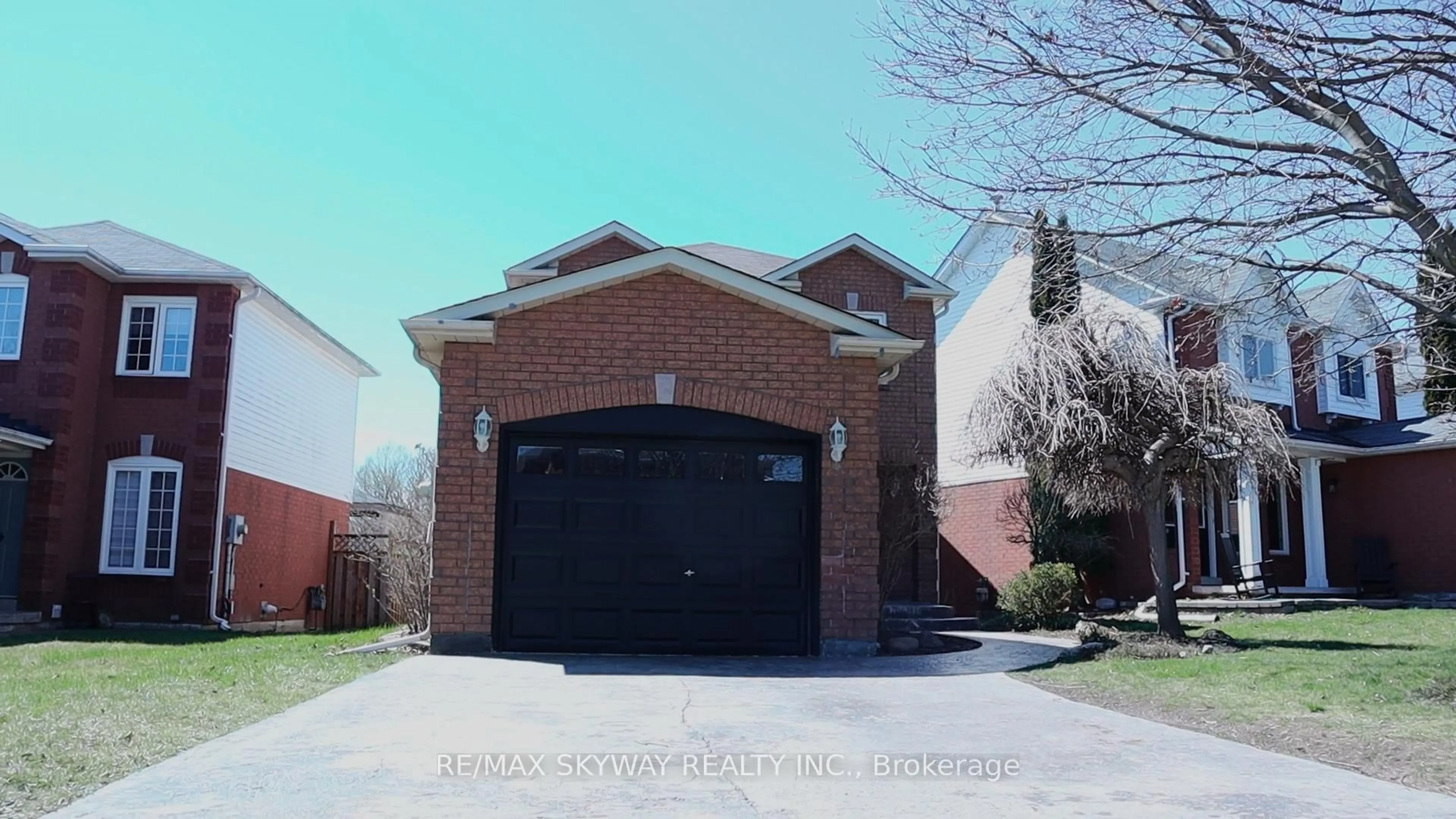 Indoor garage for 10 Elephant Hill Dr, Clarington Ontario L1C 4M5