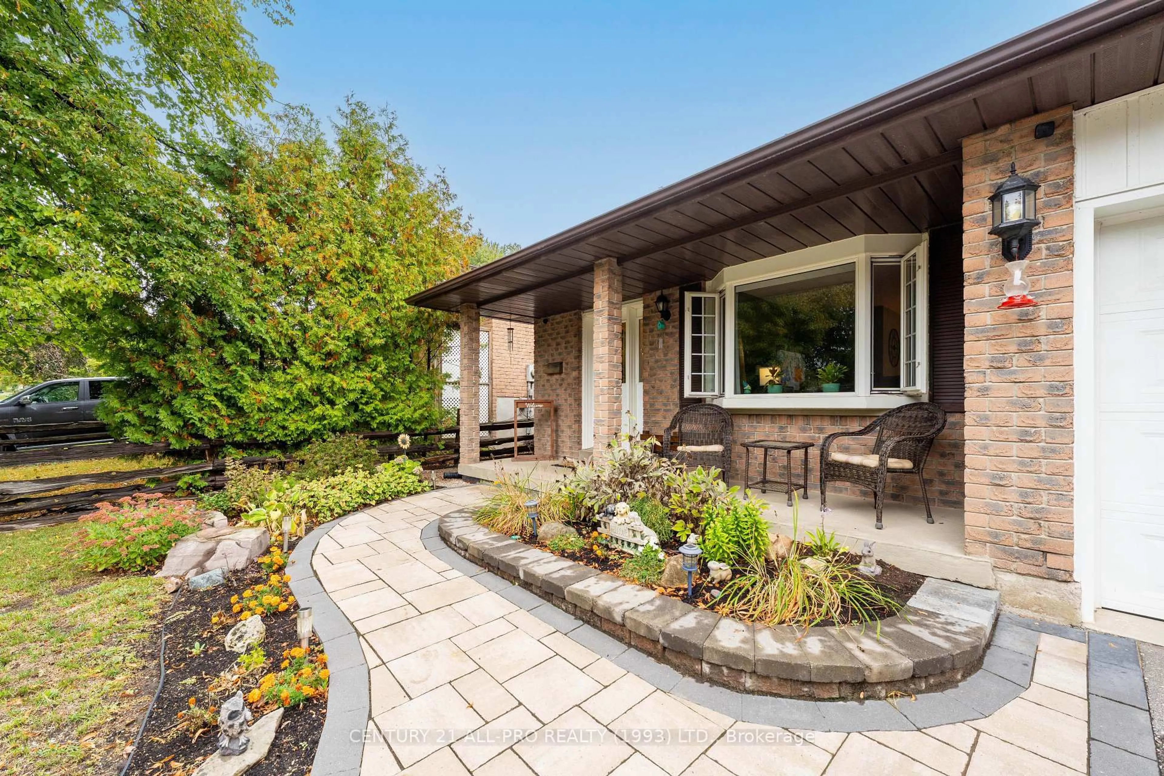 Patio, street for 895 Exeter St, Oshawa Ontario L1G 6R9