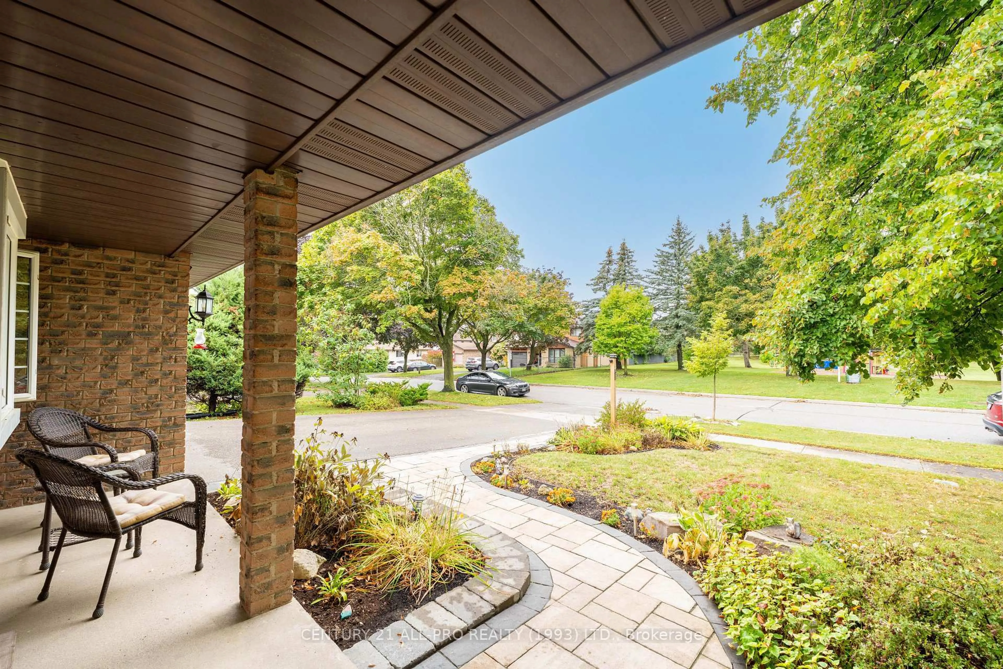 Patio, street for 895 Exeter St, Oshawa Ontario L1G 6R9