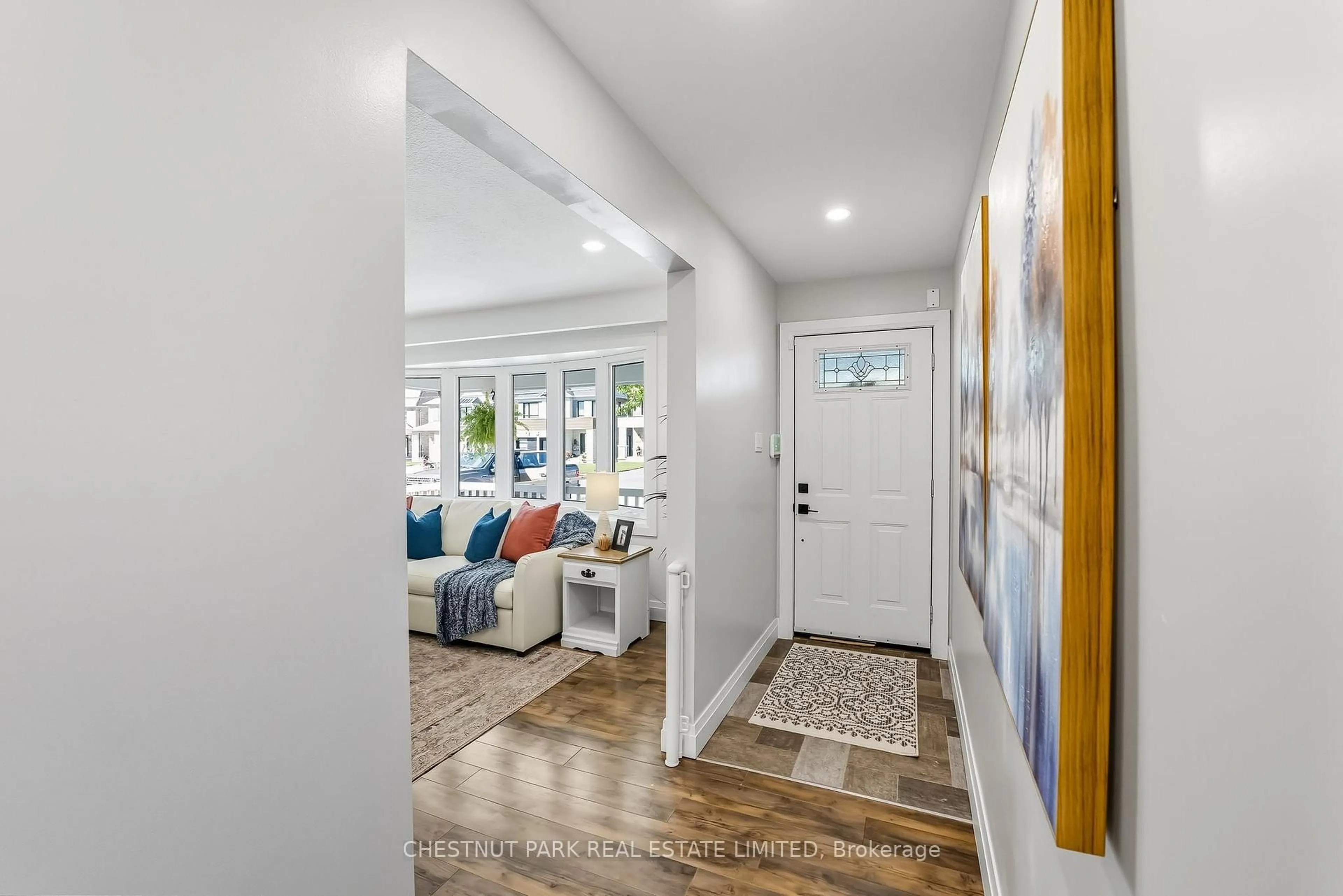 Indoor entryway for 464 Balsam St, Scugog Ontario L9L 1M6