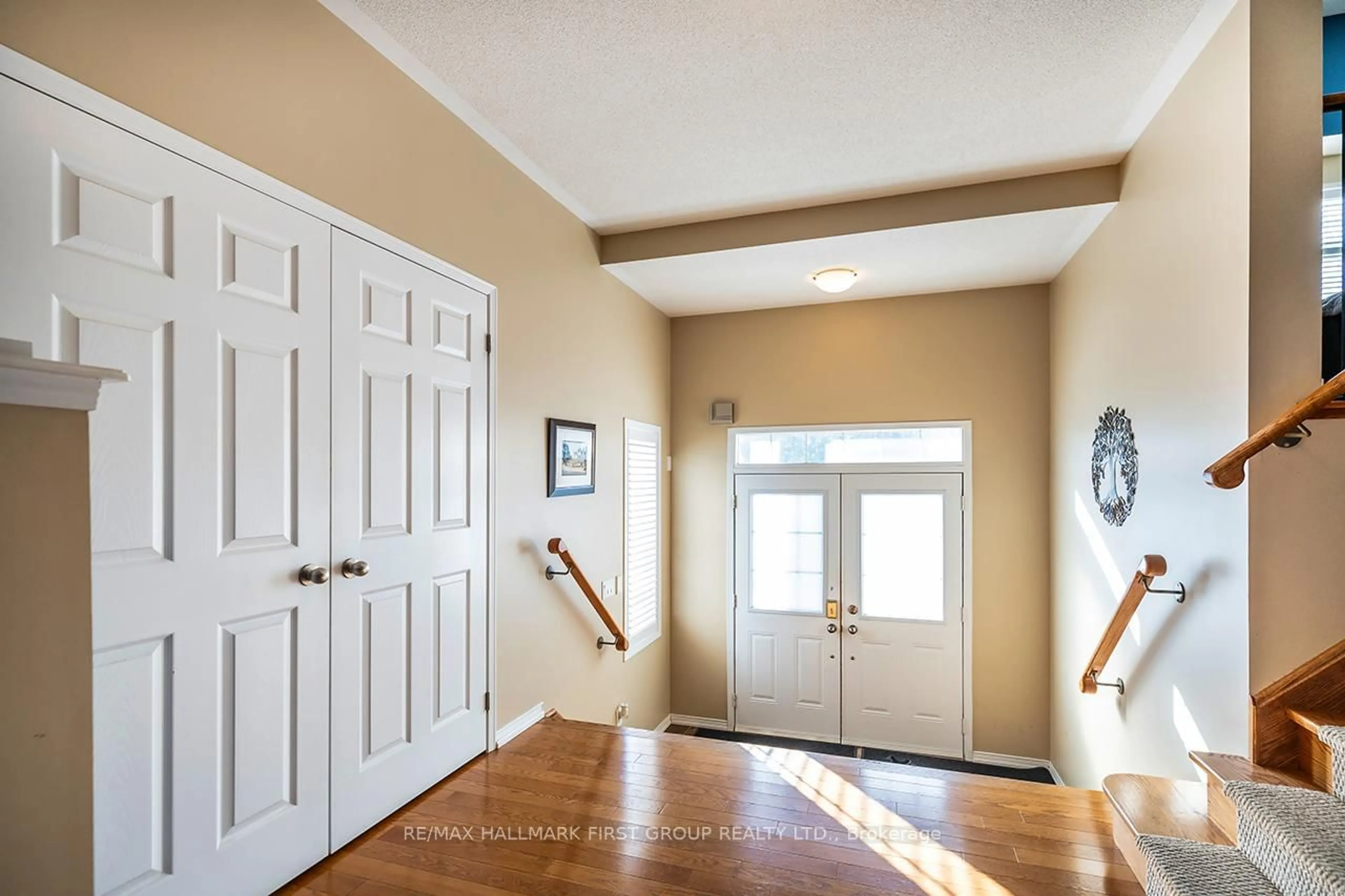 Indoor entryway for 1620 Badgley Dr, Oshawa Ontario L1K 0H2
