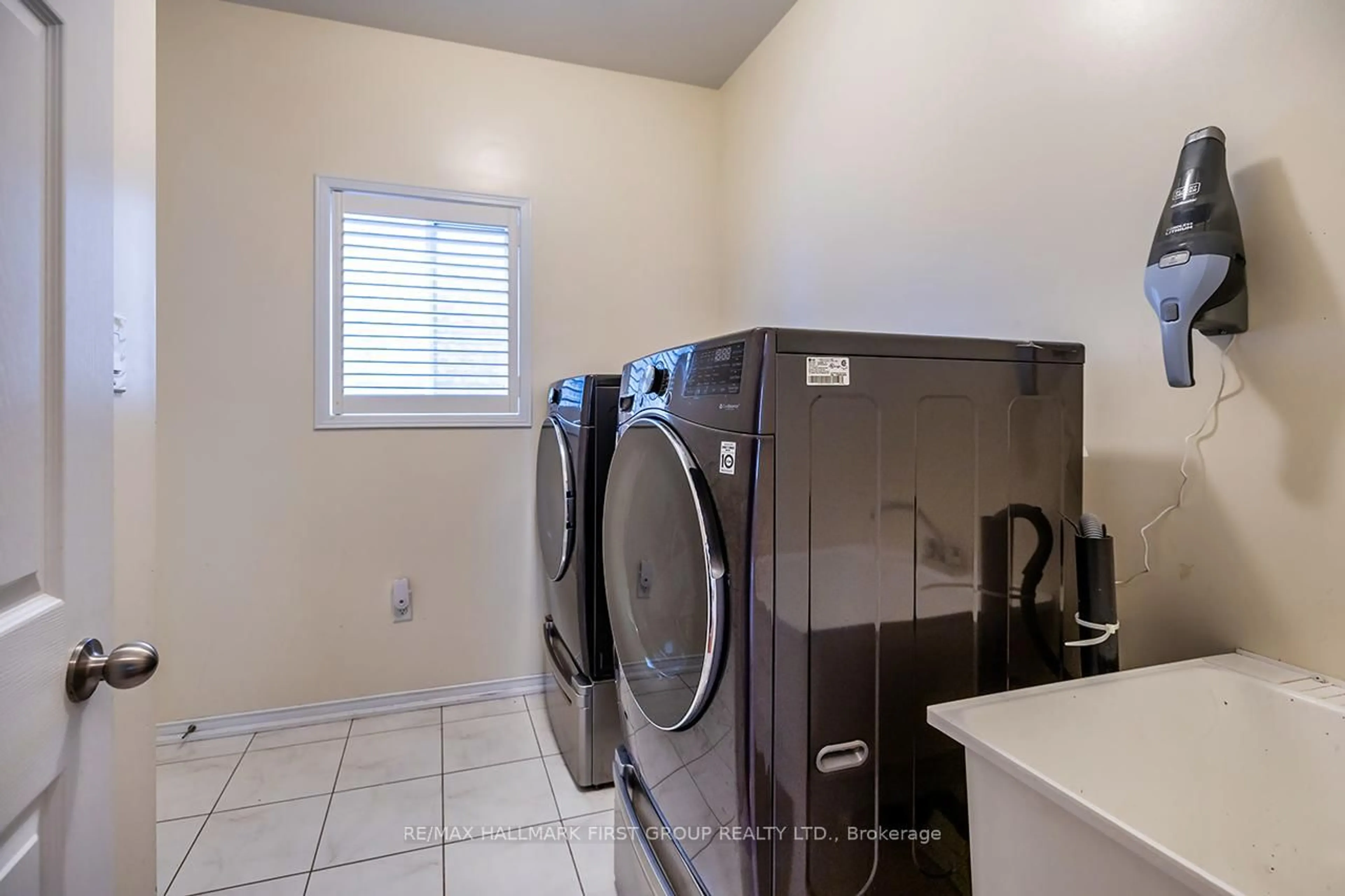 Laundry room for 1620 Badgley Dr, Oshawa Ontario L1K 0H2