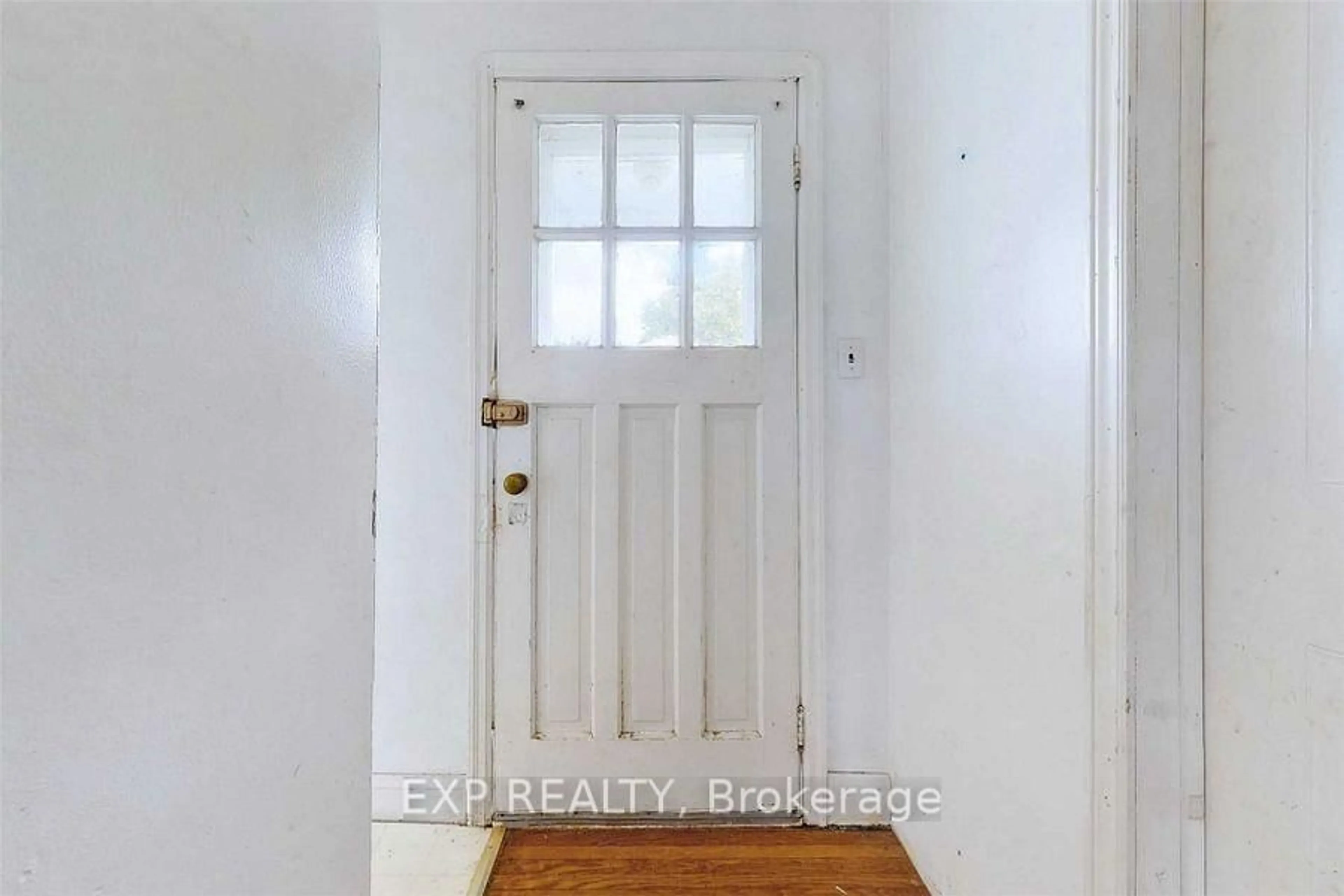 Indoor entryway for 563 Devon Ave, Oshawa Ontario L1H 1R9