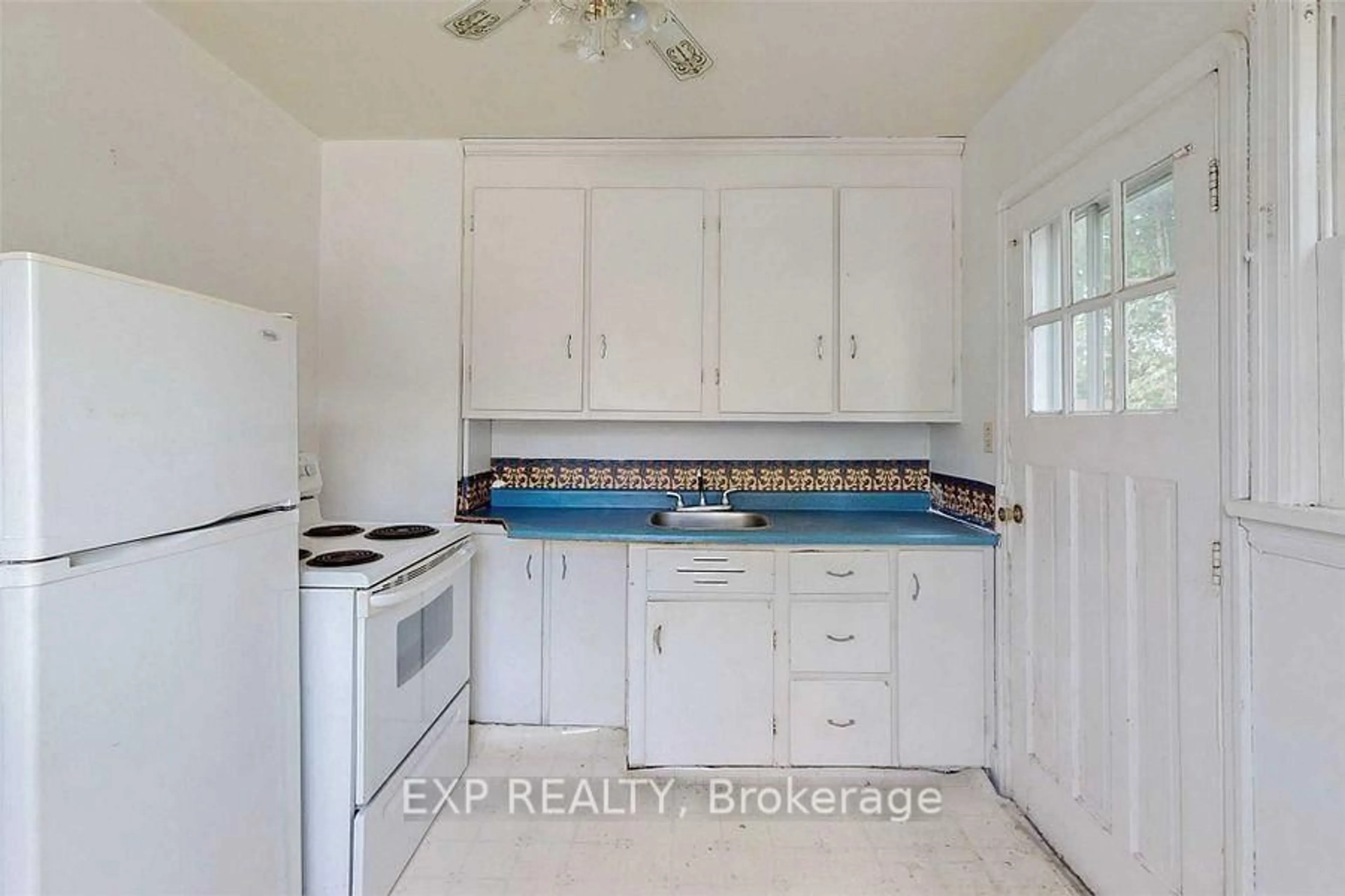 Standard kitchen, ceramic/tile floor for 563 Devon Ave, Oshawa Ontario L1H 1R9