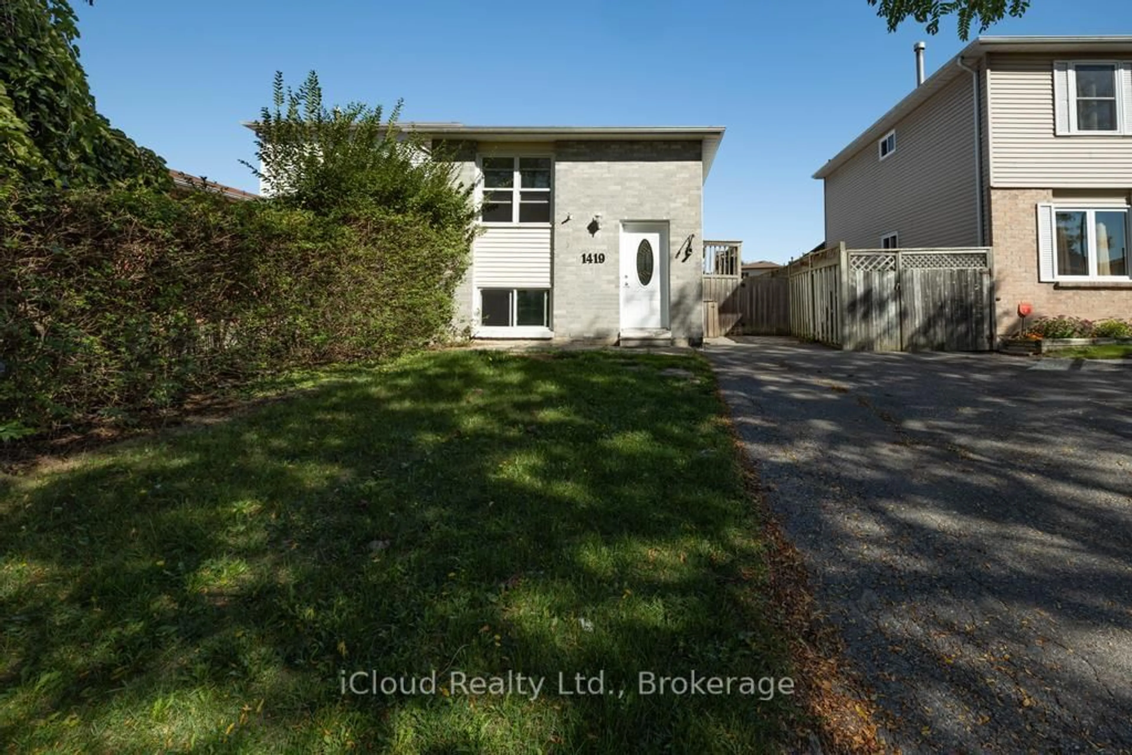 A pic from outside/outdoor area/front of a property/back of a property/a pic from drone, street for 1419 Outlet Dr, Oshawa Ontario L1J 7Z6