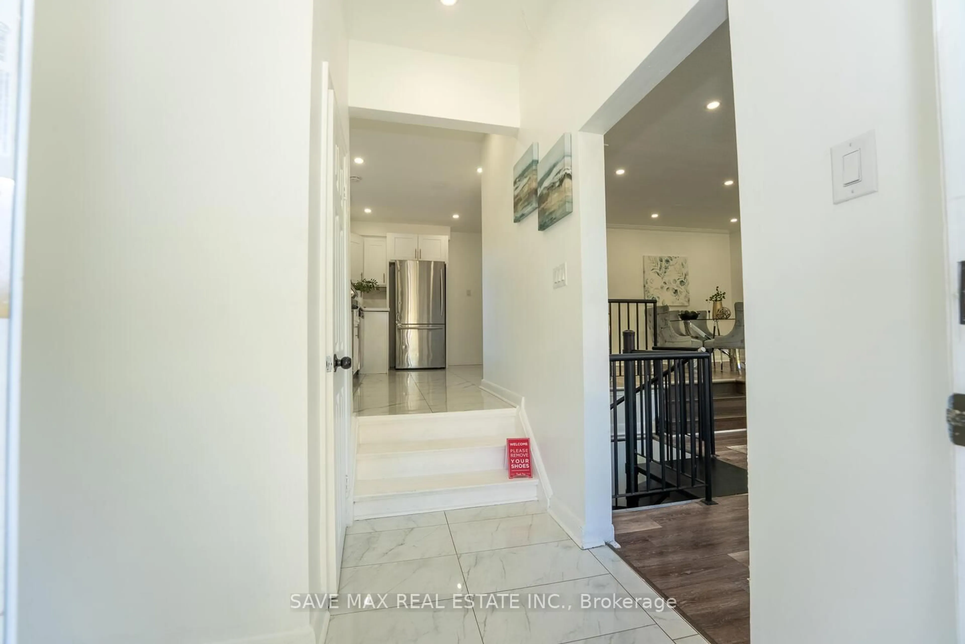 Indoor foyer for 348 Bellamy Rd, Toronto Ontario M1H 1E8