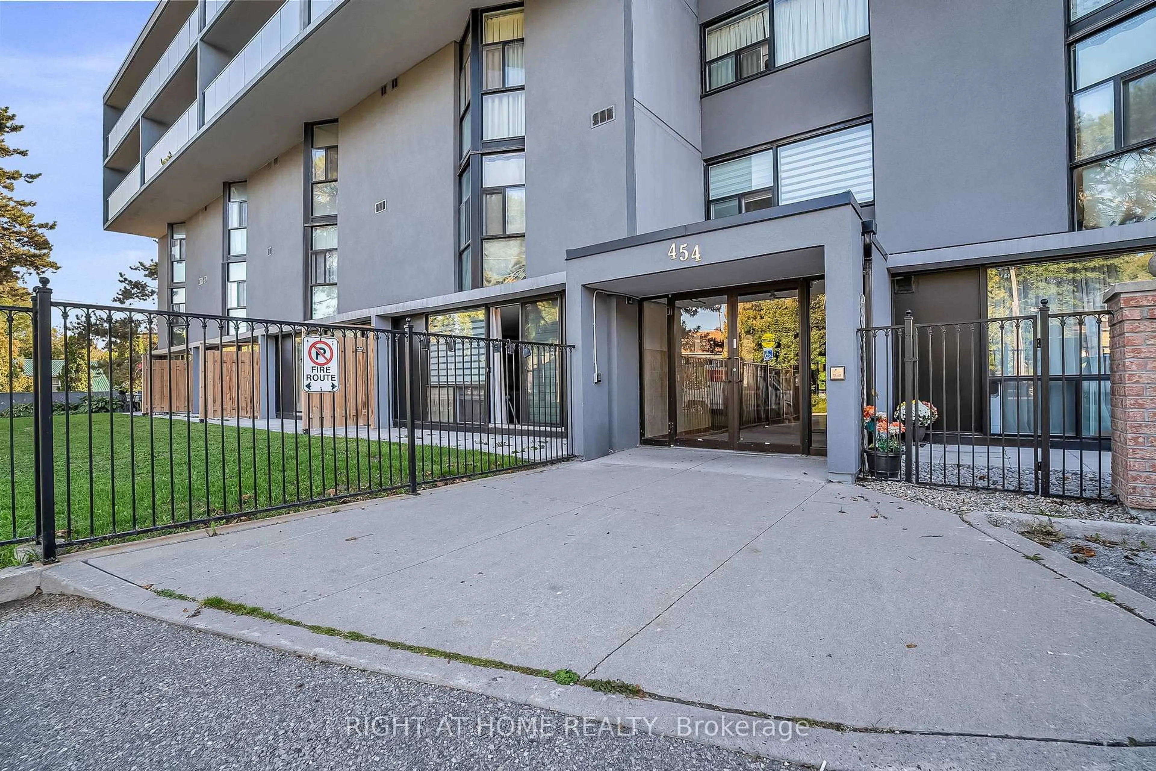 Unknown for 454 Centre St #110, Oshawa Ontario L1H 4C2