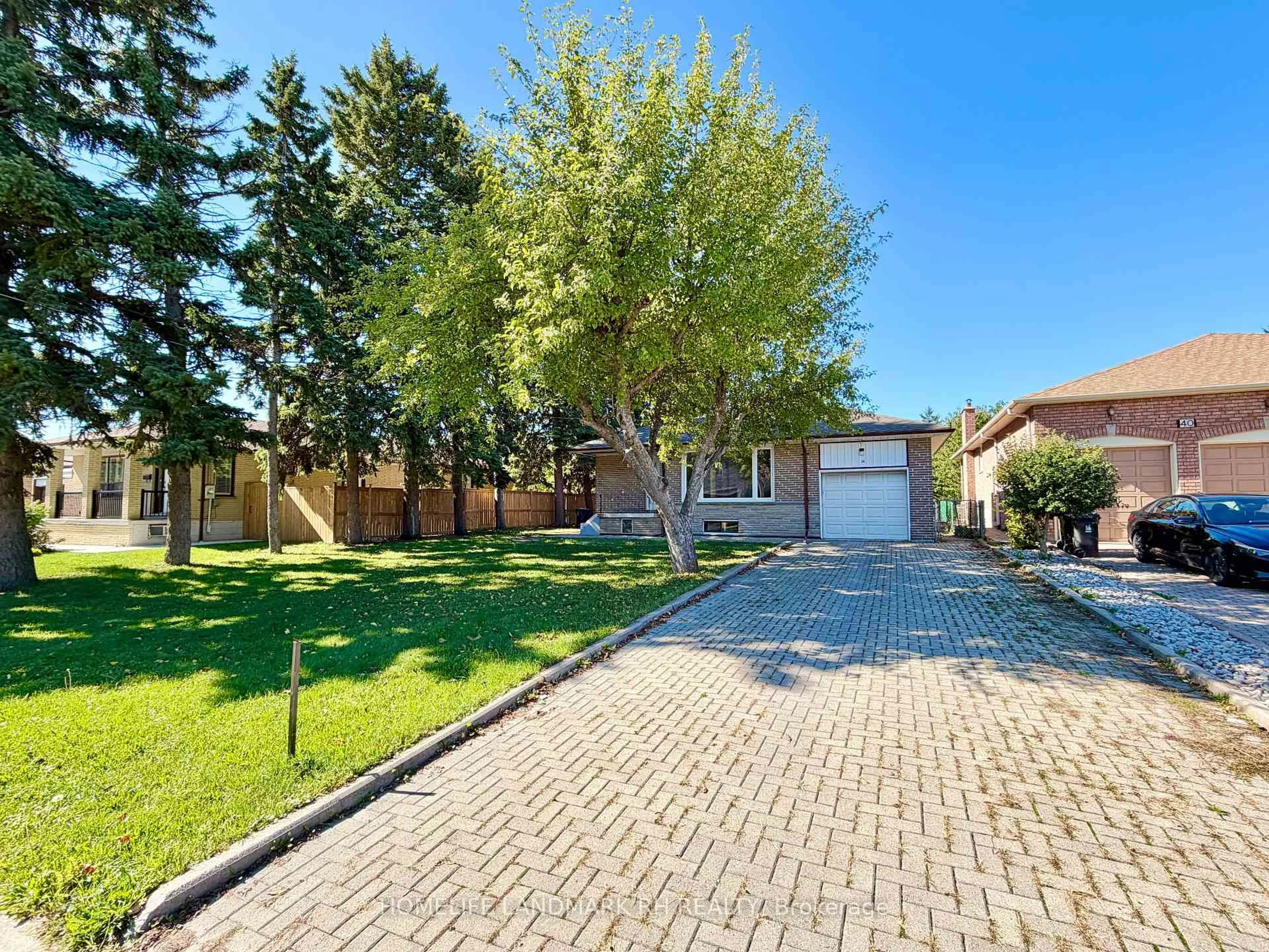 A pic from outside/outdoor area/front of a property/back of a property/a pic from drone, street for 38 Aragon Ave, Toronto Ontario M1T 1X7
