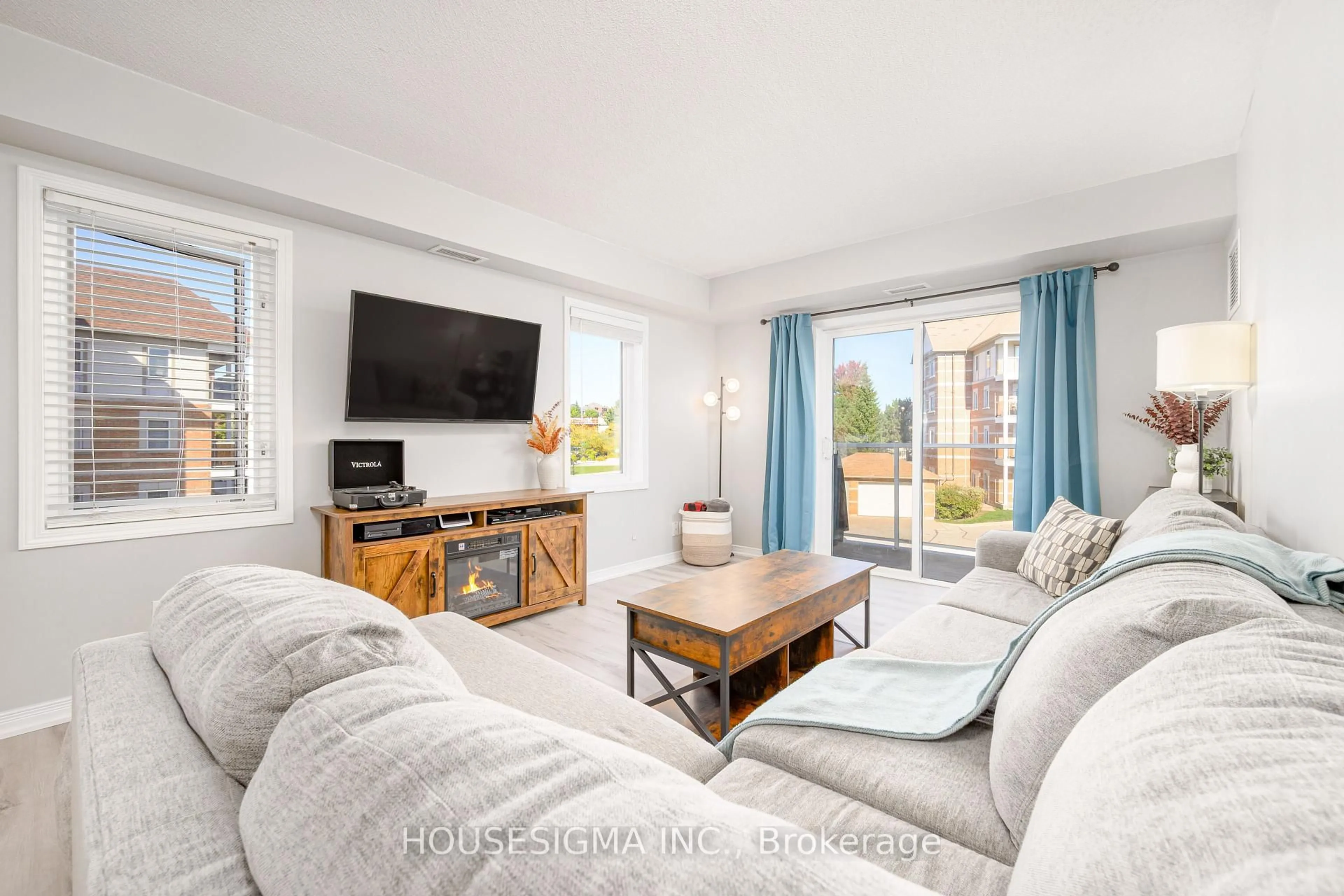Living room with furniture, unknown for 136 Aspen Springs Dr #206, Clarington Ontario L1C 0H2