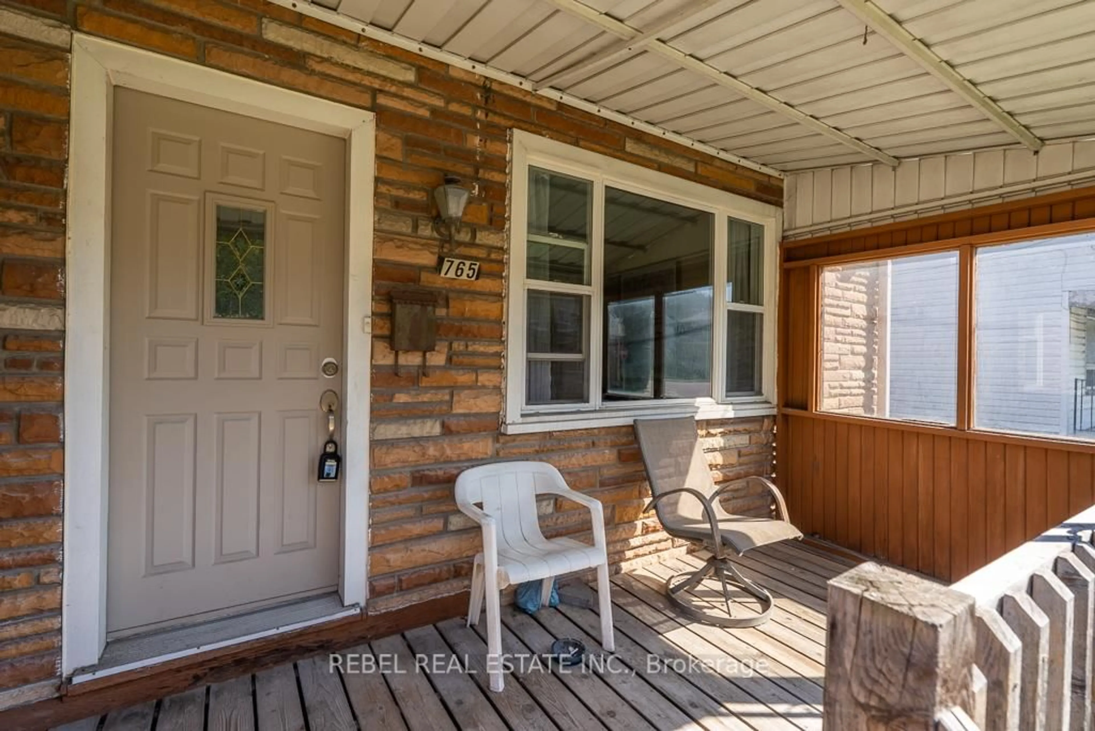 Indoor entryway for 765 Rowena St, Oshawa Ontario L1H 4Z3