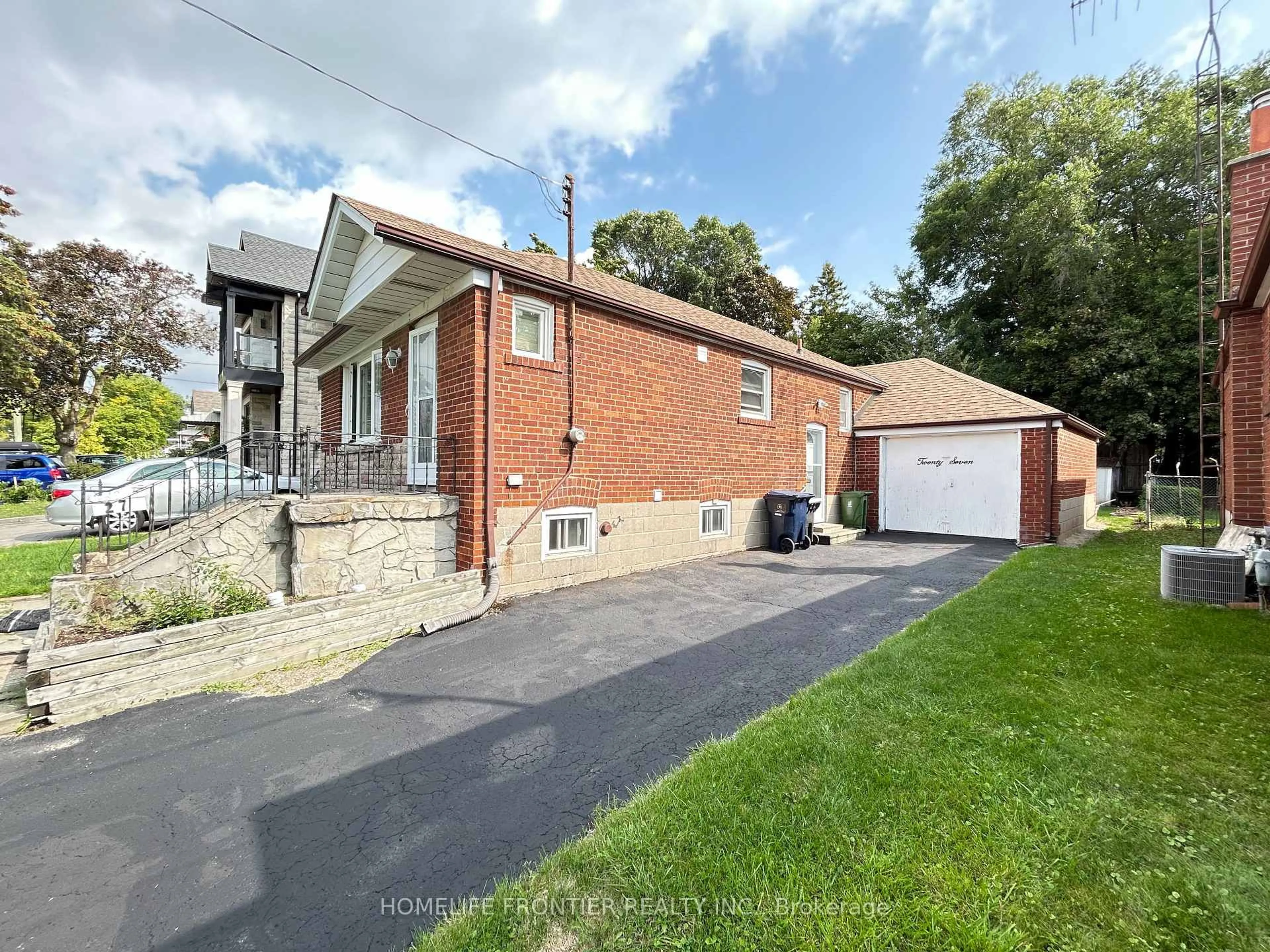 A pic from outside/outdoor area/front of a property/back of a property/a pic from drone, street for 27 Rensburg Dr, Toronto Ontario M1K 3A2