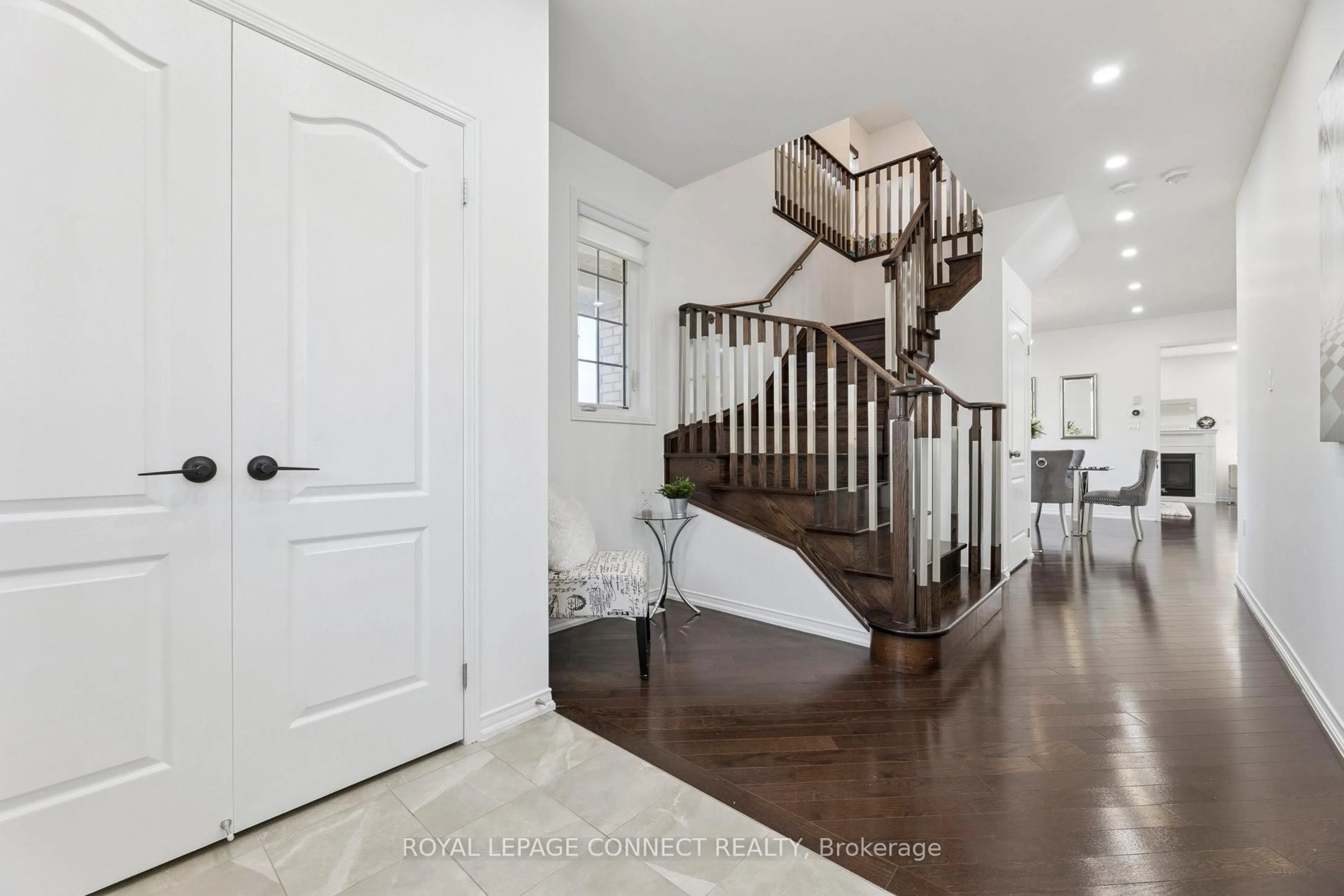 Indoor entryway for 153 Windfields Farm Dr, Oshawa Ontario L1L 0K2
