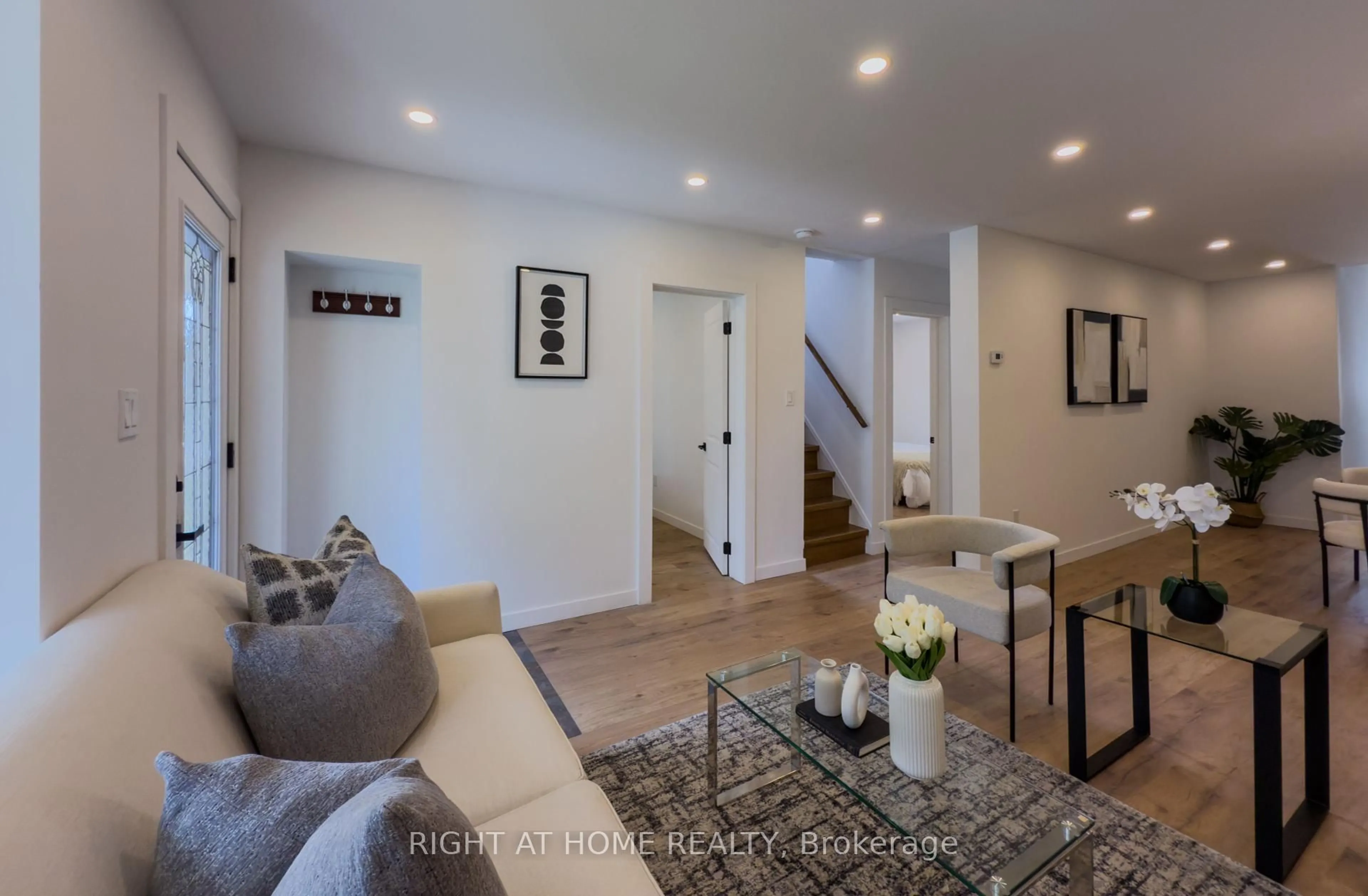 Unknown for 32 Brenton St, Toronto Ontario M4B 1C9