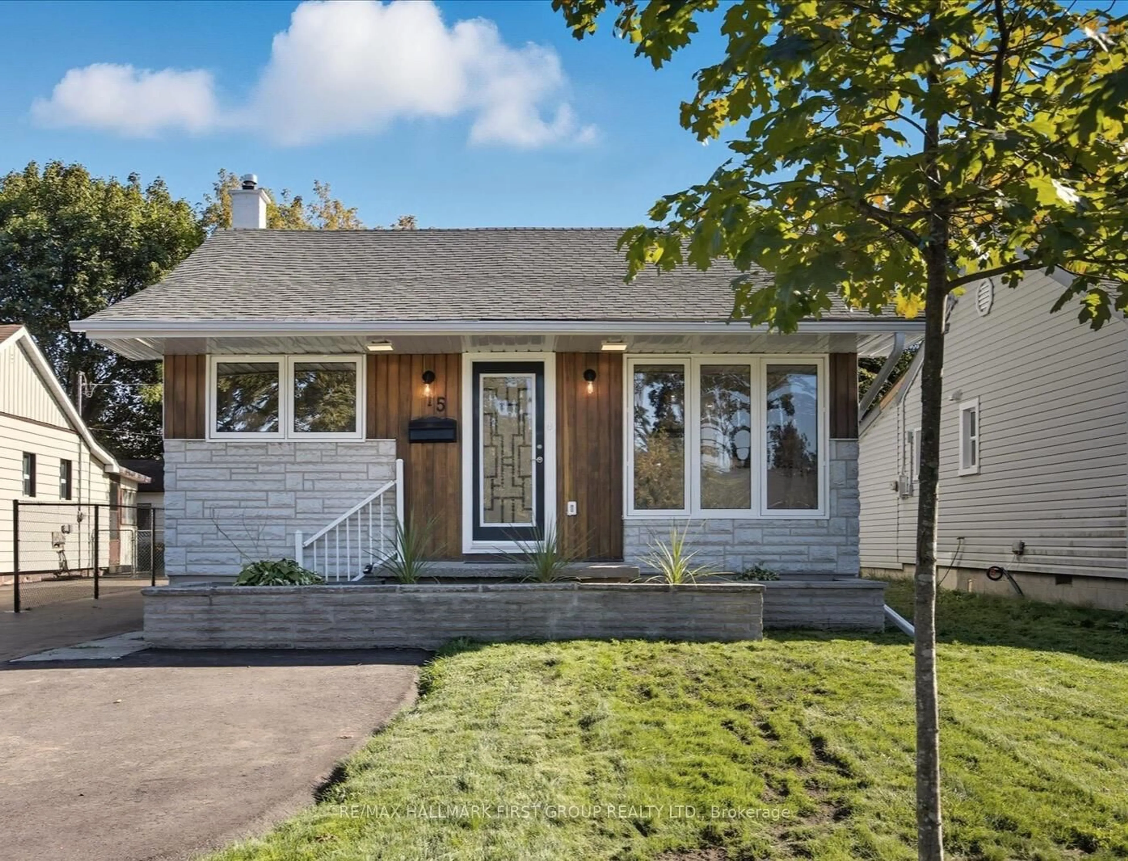 Home with vinyl exterior material, street for 15 Pine St, Ajax Ontario L1S 1X8