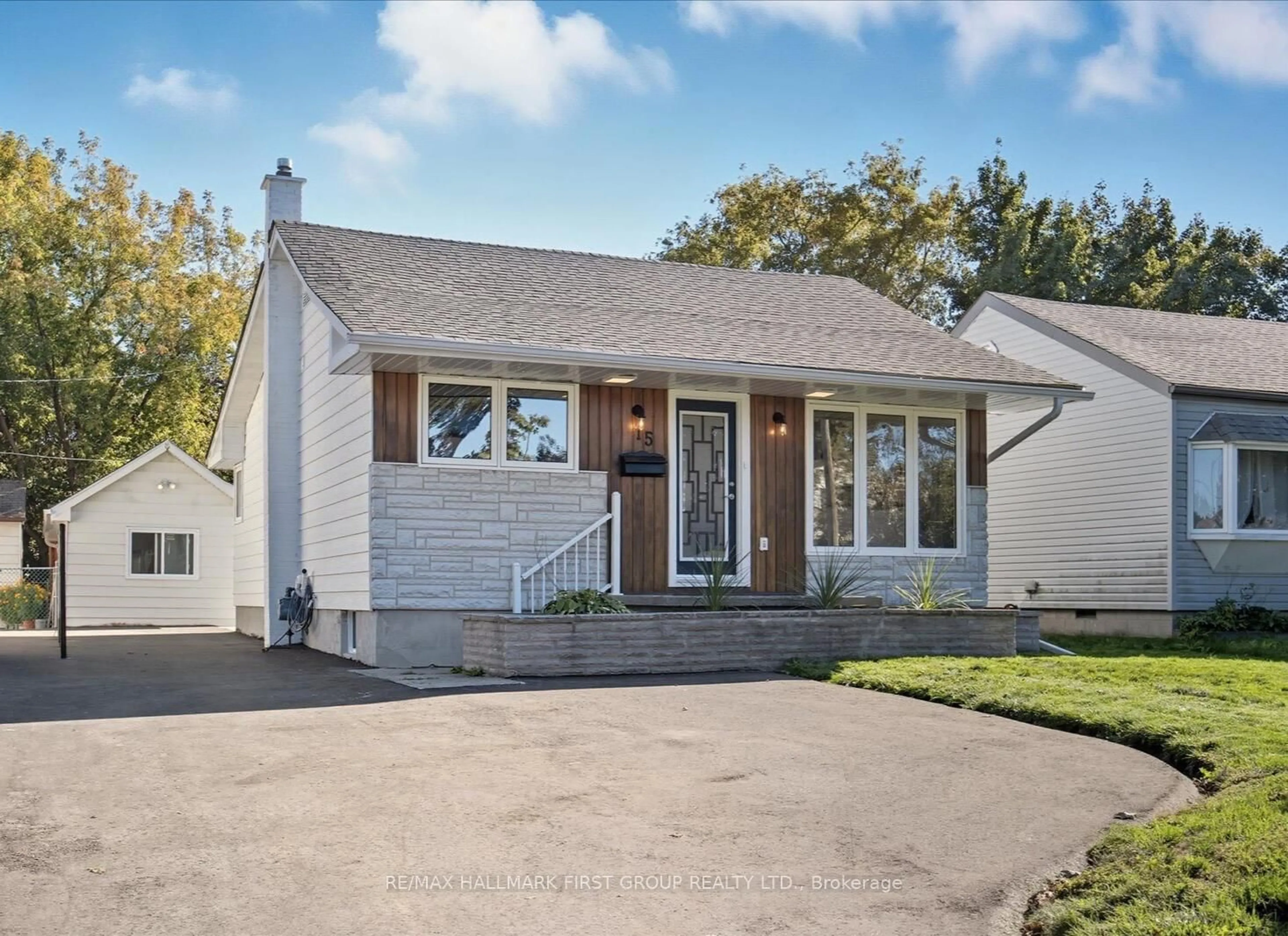 Home with vinyl exterior material, street for 15 Pine St, Ajax Ontario L1S 1X8