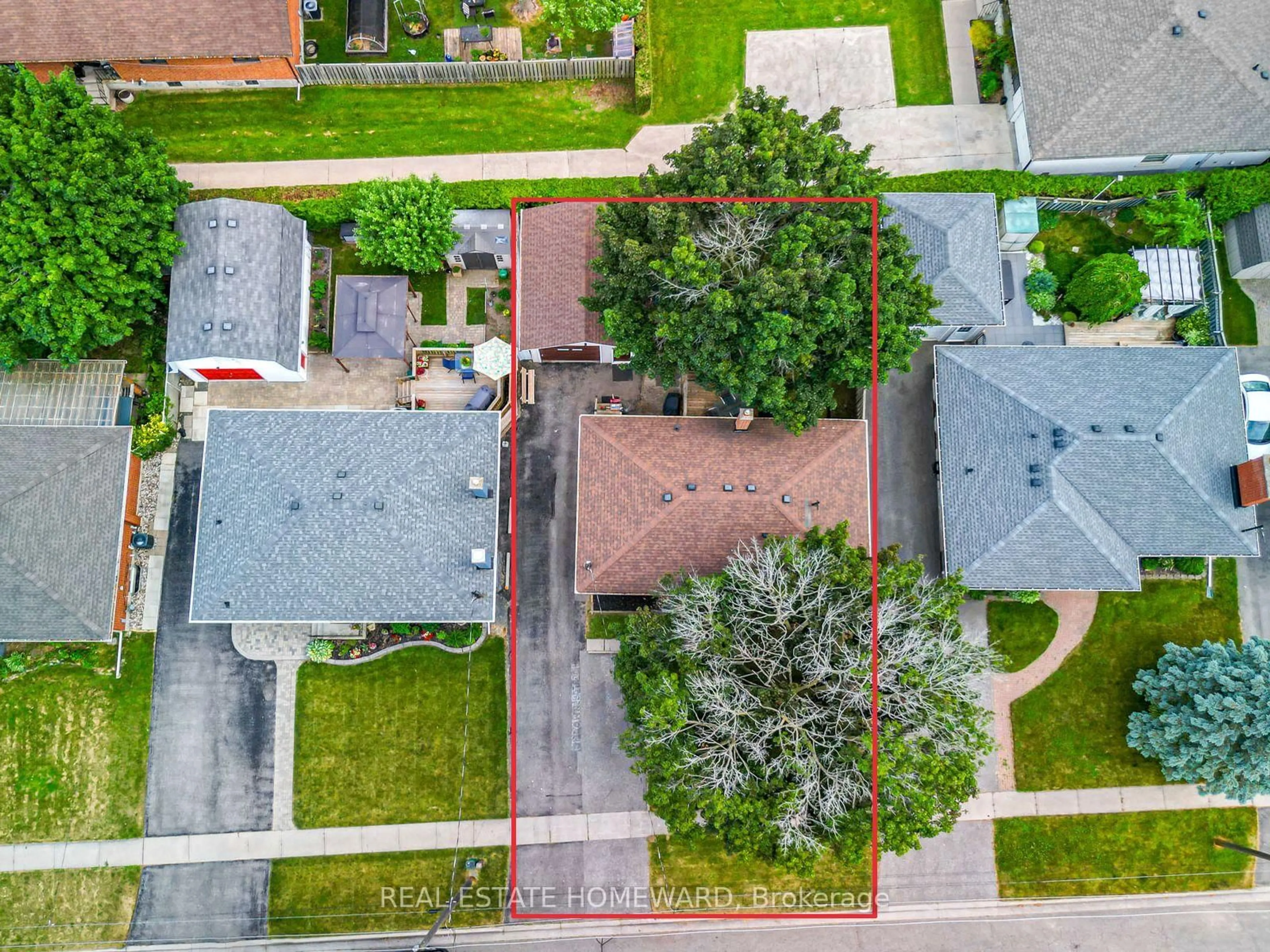 A pic from outside/outdoor area/front of a property/back of a property/a pic from drone, street for 793 Eastglen Dr, Oshawa Ontario L1G 1H3