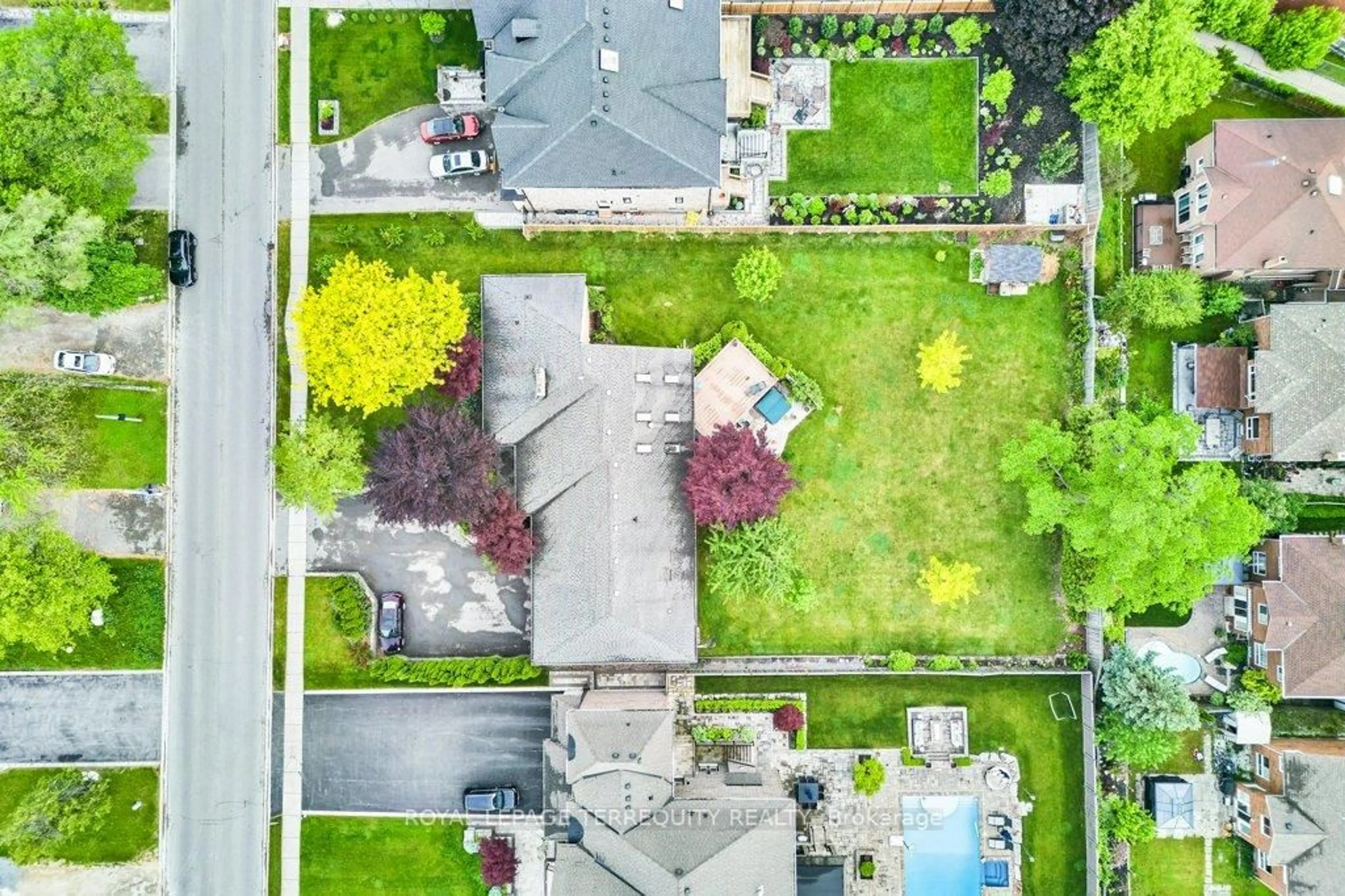 A pic from outside/outdoor area/front of a property/back of a property/a pic from drone, street for 1449 Rosebank Rd, Pickering Ontario L1V 1P3