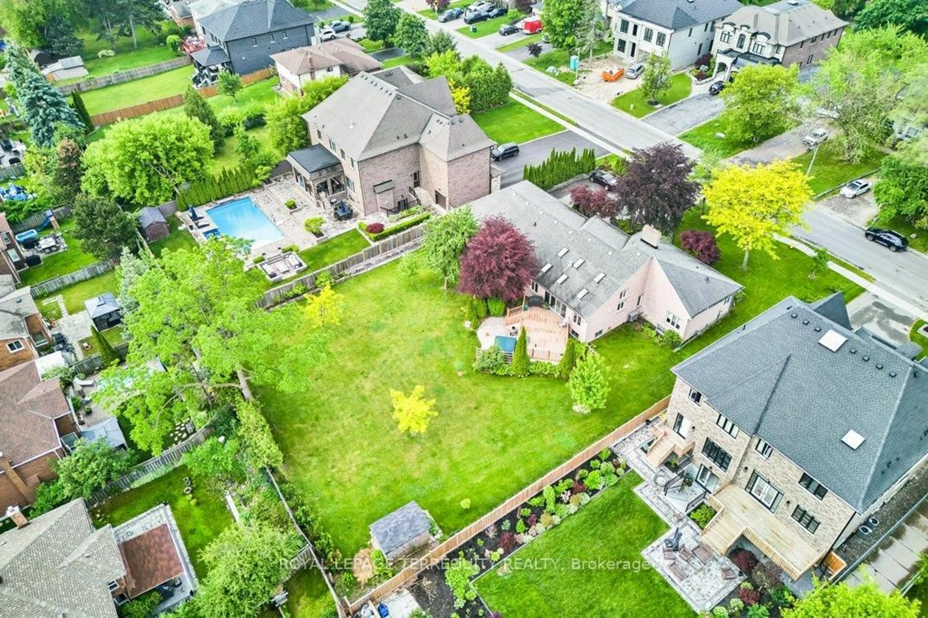 A pic from outside/outdoor area/front of a property/back of a property/a pic from drone, street for 1449 Rosebank Rd, Pickering Ontario L1V 1P3