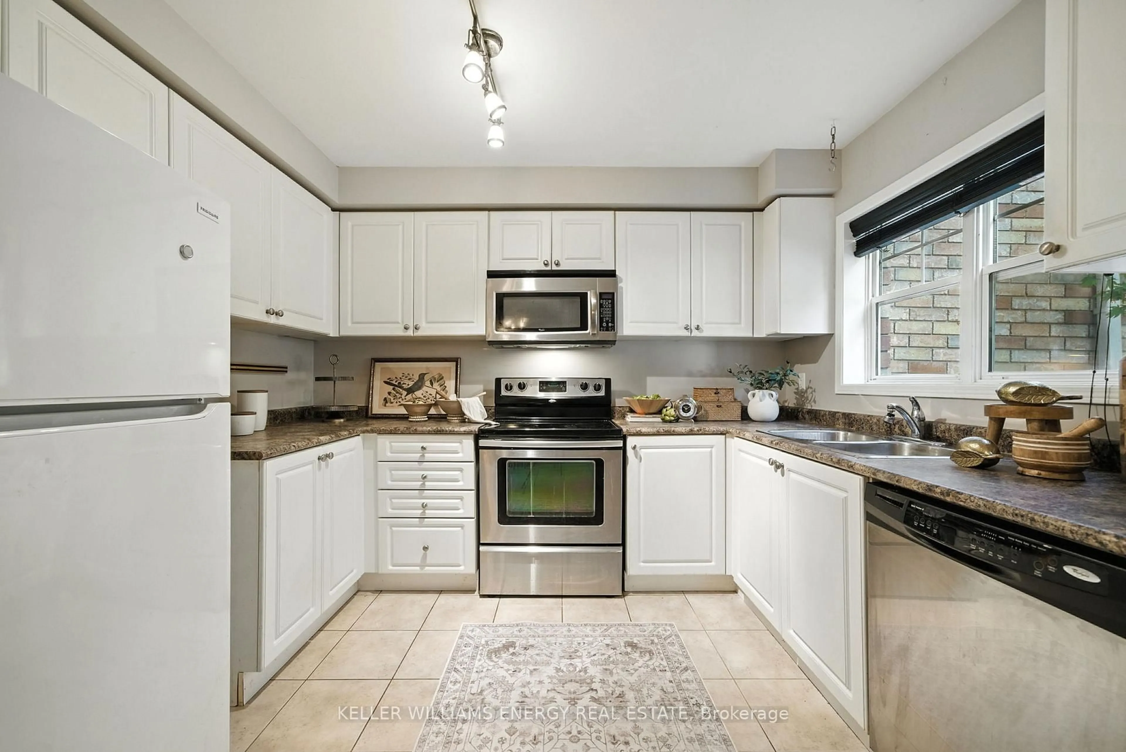 Standard kitchen, ceramic/tile floor for 96 Port Union Rd, Toronto Ontario M1C 5K4
