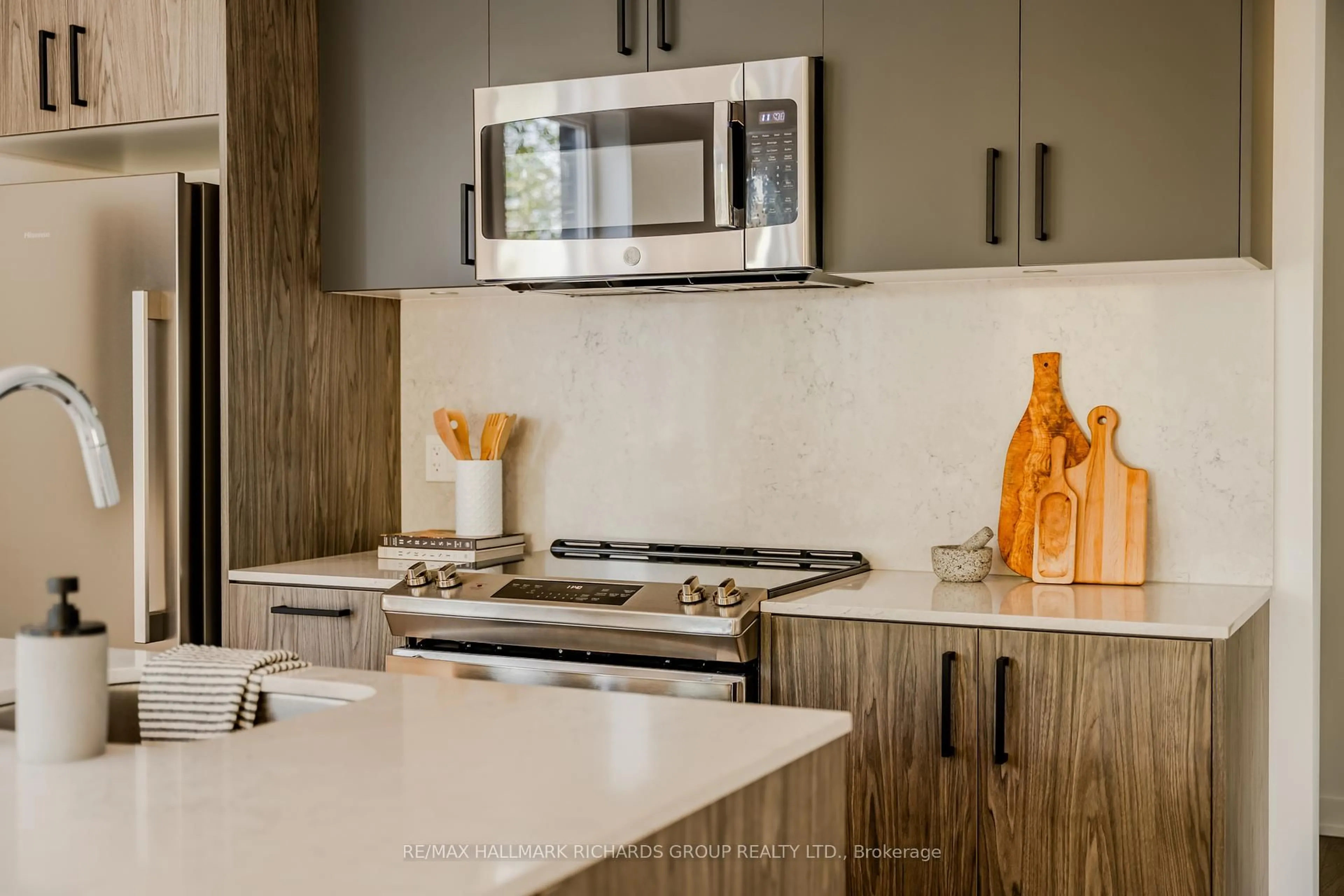 Contemporary kitchen, ceramic/tile floor for 35 Birchcliff Ave #52, Toronto Ontario M1N 3C5